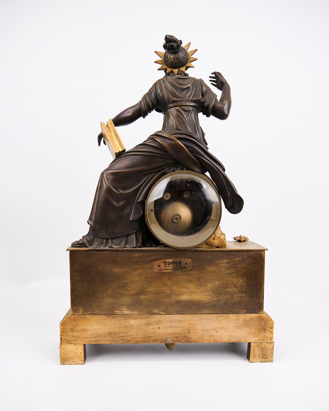 Französische Kaminsimsuhr in Bronze mit weiblicher Figur im Empire-Stil verziert im Angebot 2