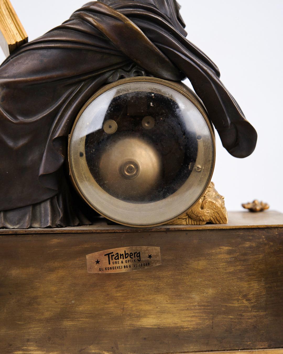 Französische Kaminsimsuhr in Bronze mit weiblicher Figur im Empire-Stil verziert im Angebot 3