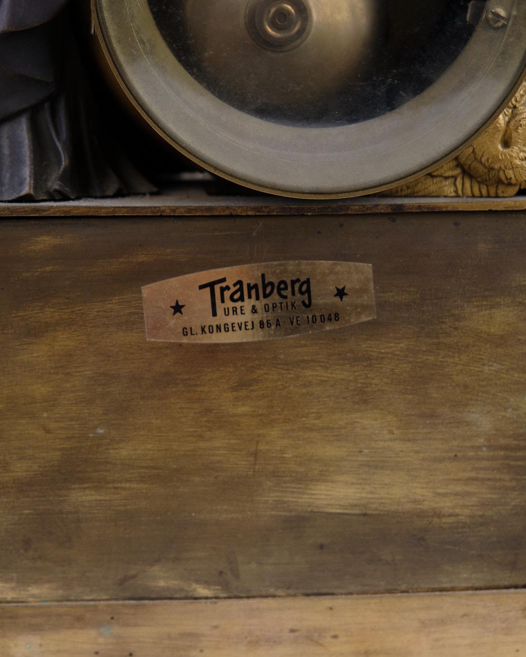 Französische Kaminsimsuhr in Bronze mit weiblicher Figur im Empire-Stil verziert im Angebot 4