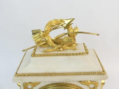 Französische Kaminsimsuhr aus weißem Marmor