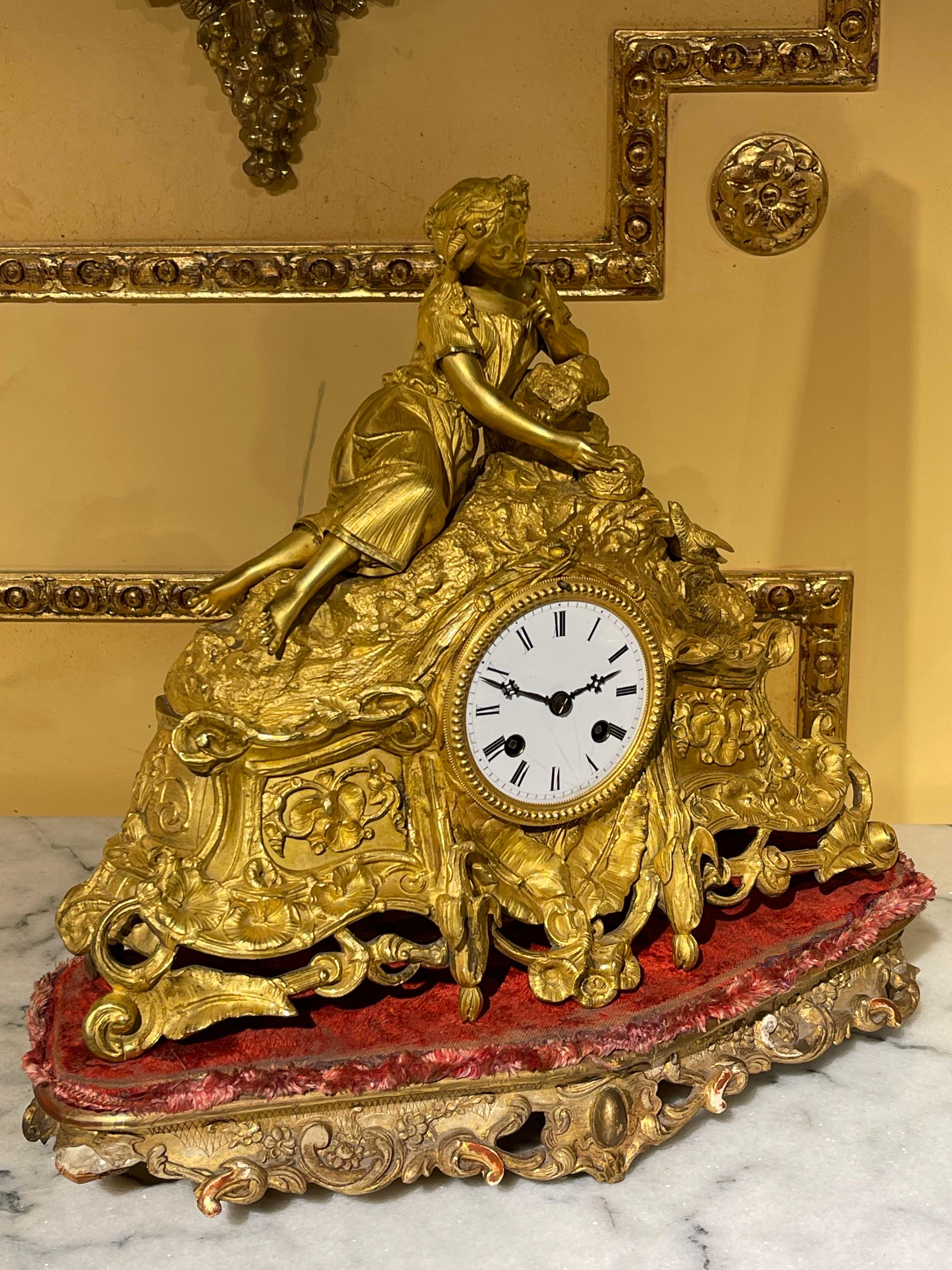 French mantel clock / pendulum clock, fire-gilt, around 1870-1880

Solid bronze, fire-gilded, french around 1870-1880, original French historicism.

An absolute eye catcher.
Finely chiselled gold-plated bronze in the best quality.

Functional