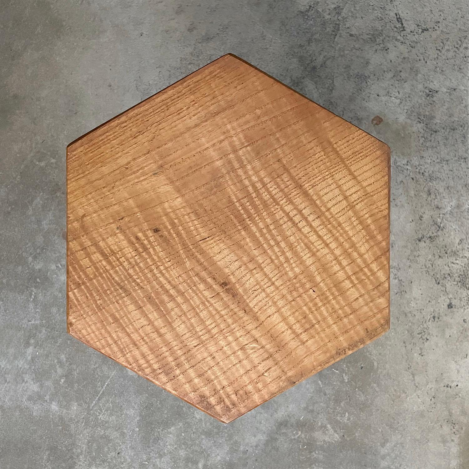 Tabouret de dépoli hexagonal en érable français en vente 5