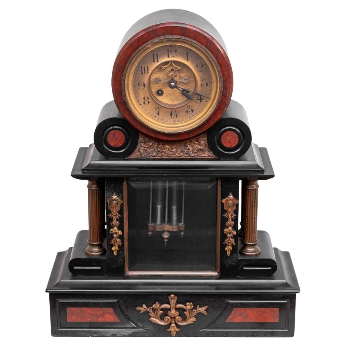 Französischer Marmor und schwarzer Schiefer Kaminsimsuhr