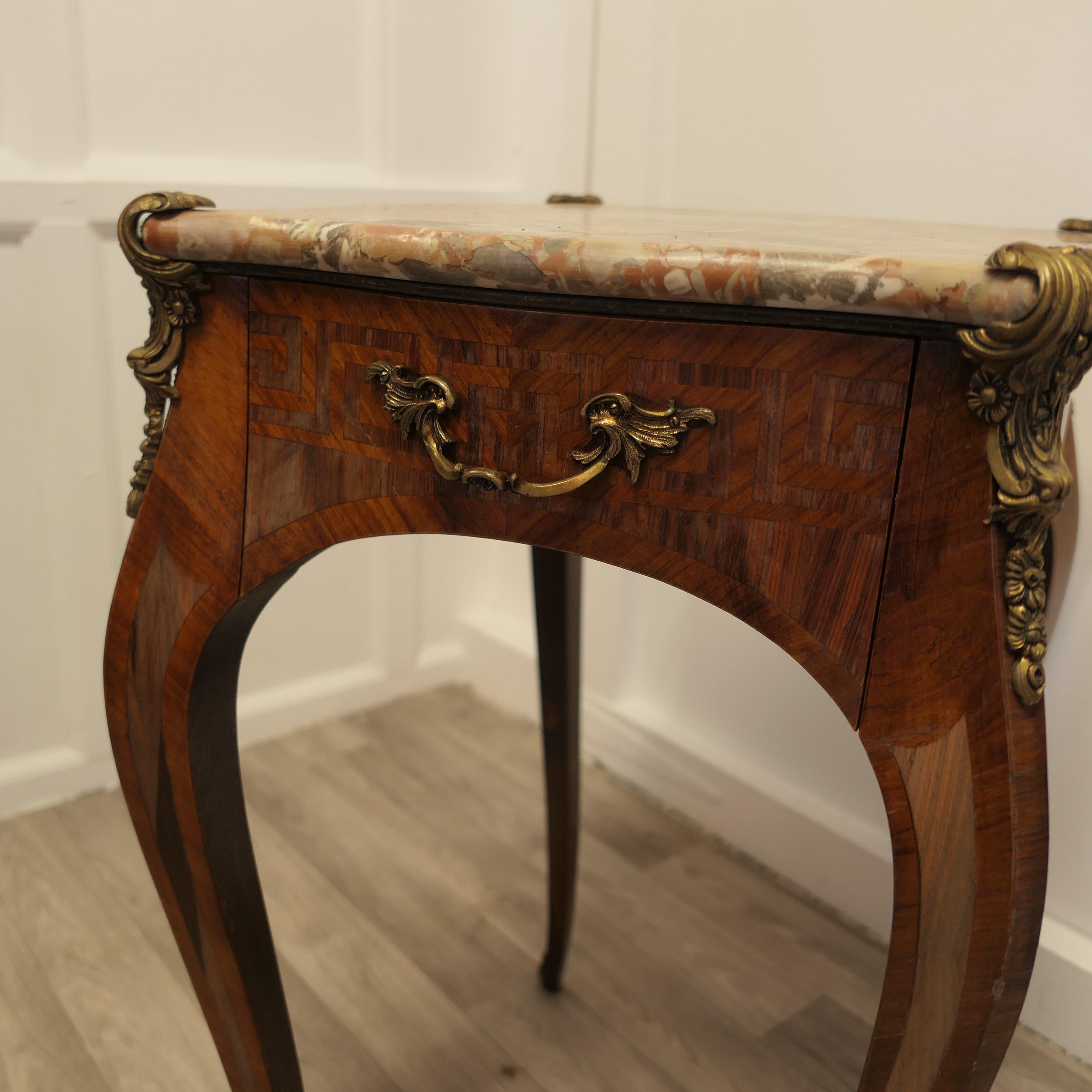 Table de lampe en marbre et bronze doré   Il s'agit d'une superbe table d'appoint française de qualité Bon état - En vente à Godshill, Isle of Wight