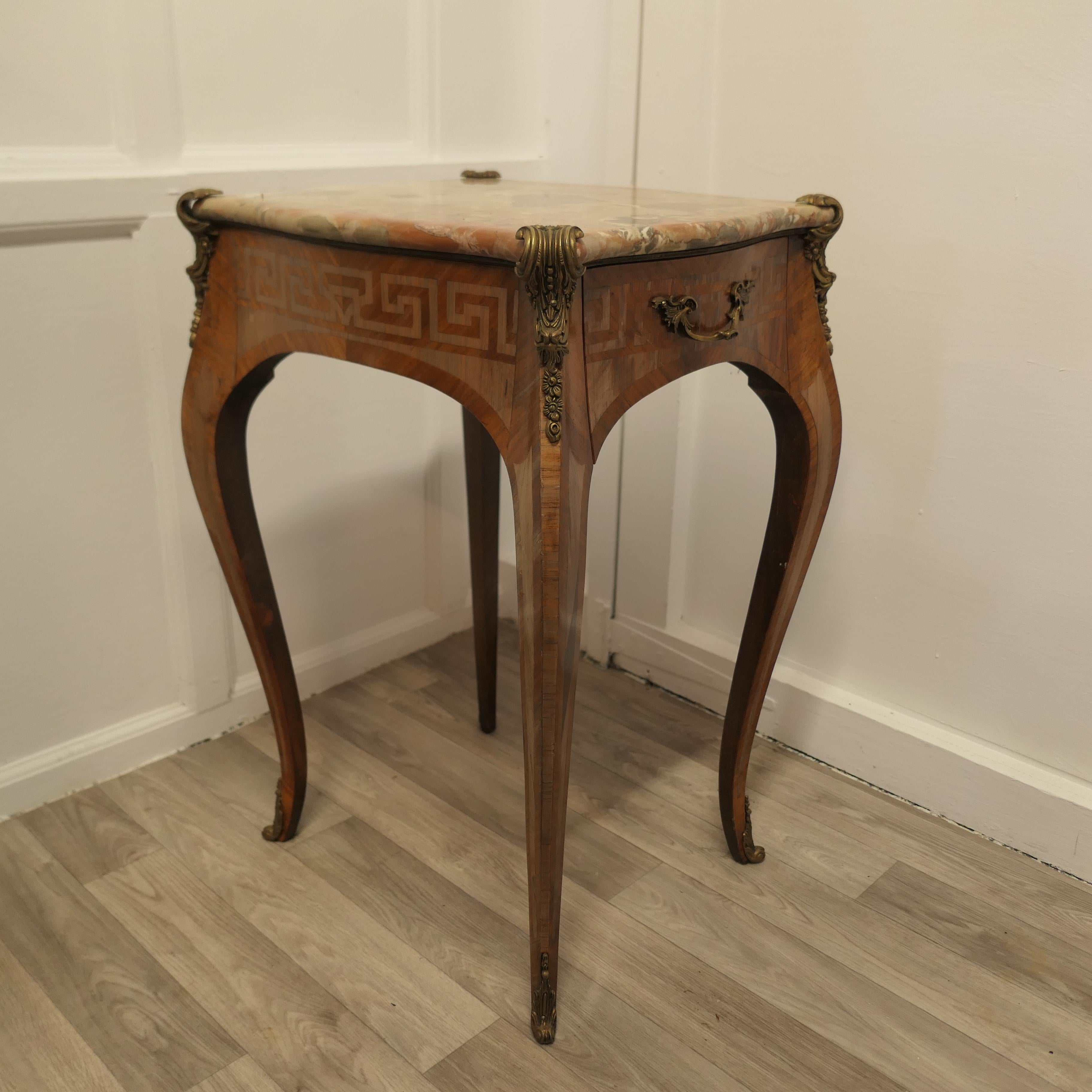XIXe siècle Table de lampe en marbre et bronze doré   Il s'agit d'une superbe table d'appoint française de qualité en vente