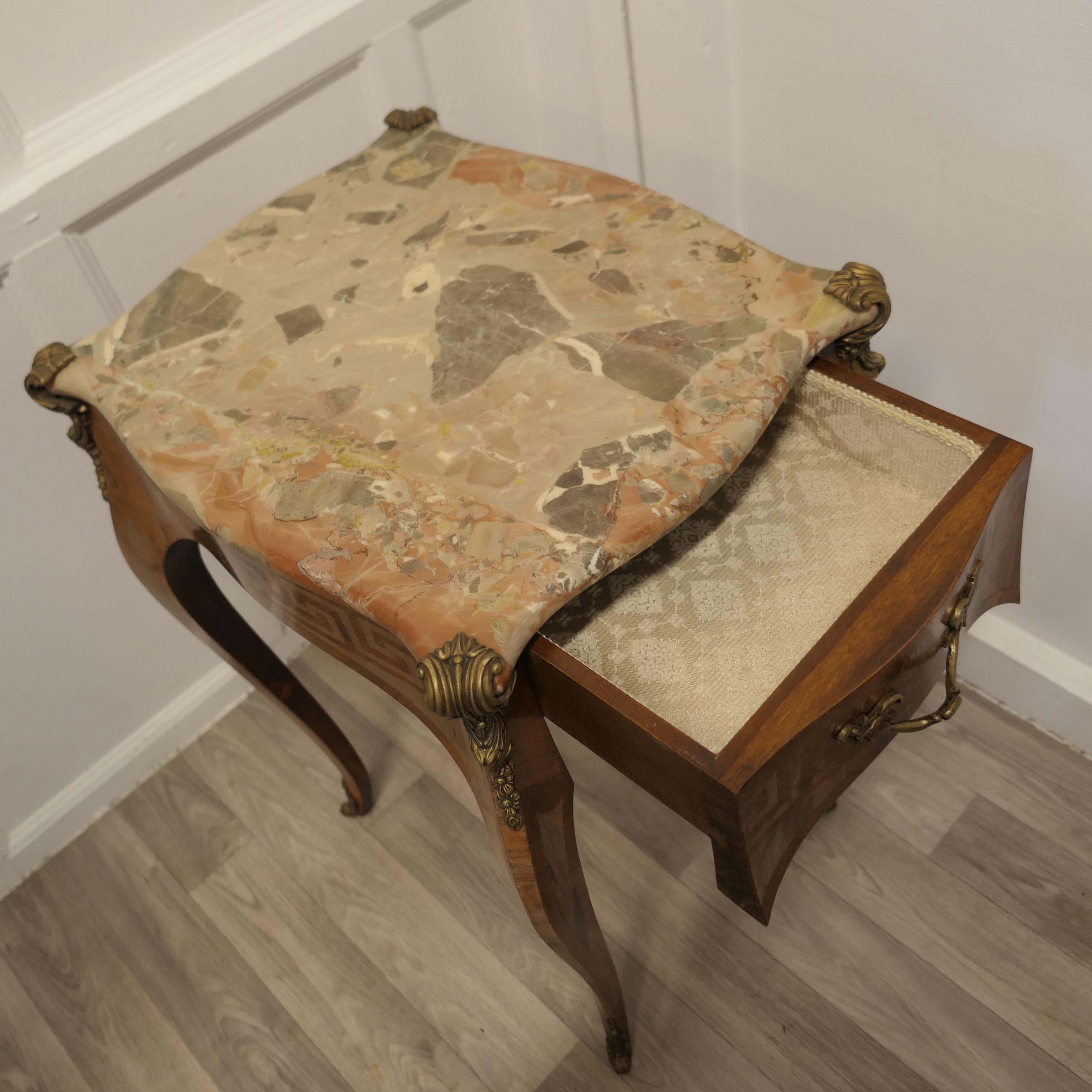 Bronze doré Table de lampe en marbre et bronze doré   Il s'agit d'une superbe table d'appoint française de qualité en vente