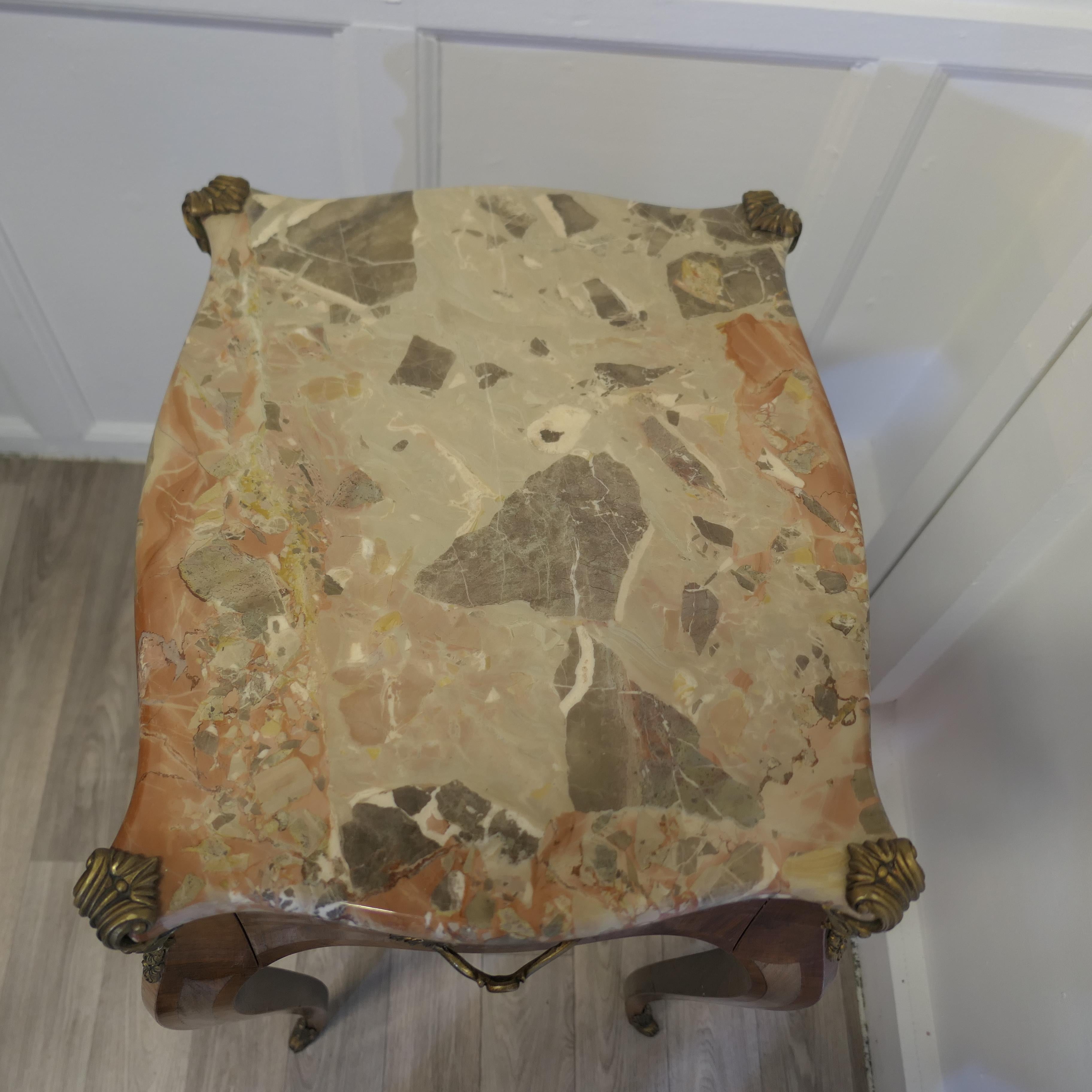 Table de lampe en marbre et bronze doré   Il s'agit d'une superbe table d'appoint française de qualité en vente 1