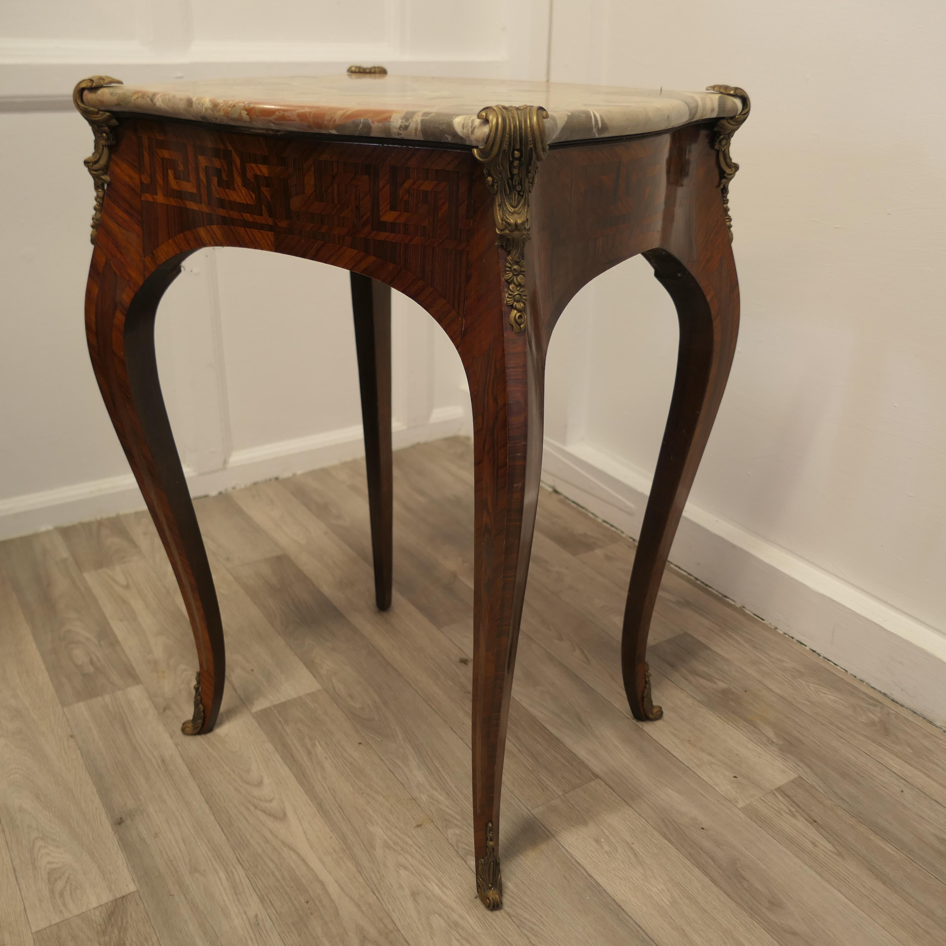Table de lampe en marbre et bronze doré   Il s'agit d'une superbe table d'appoint française de qualité en vente 2