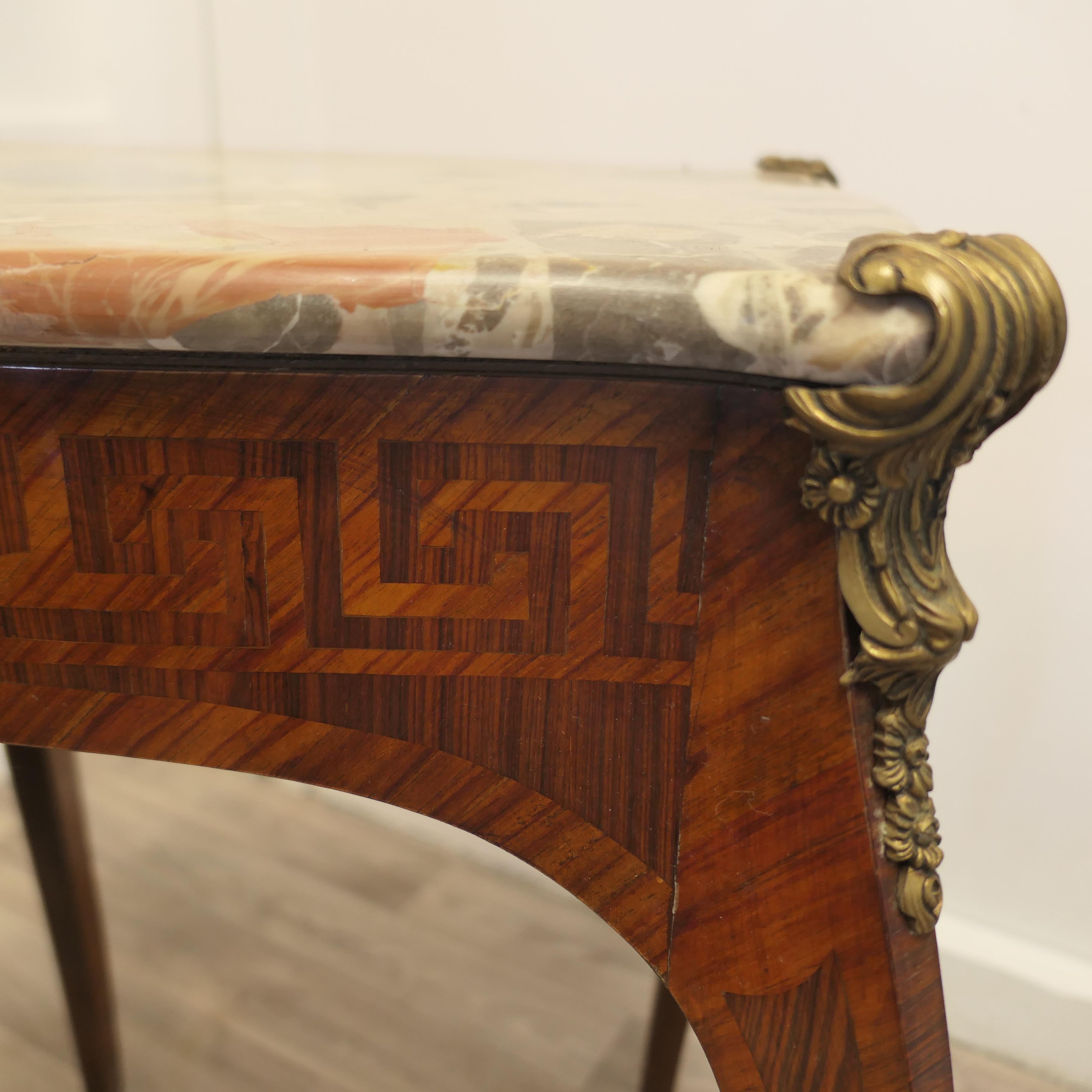 Table de lampe en marbre et bronze doré   Il s'agit d'une superbe table d'appoint française de qualité en vente 3