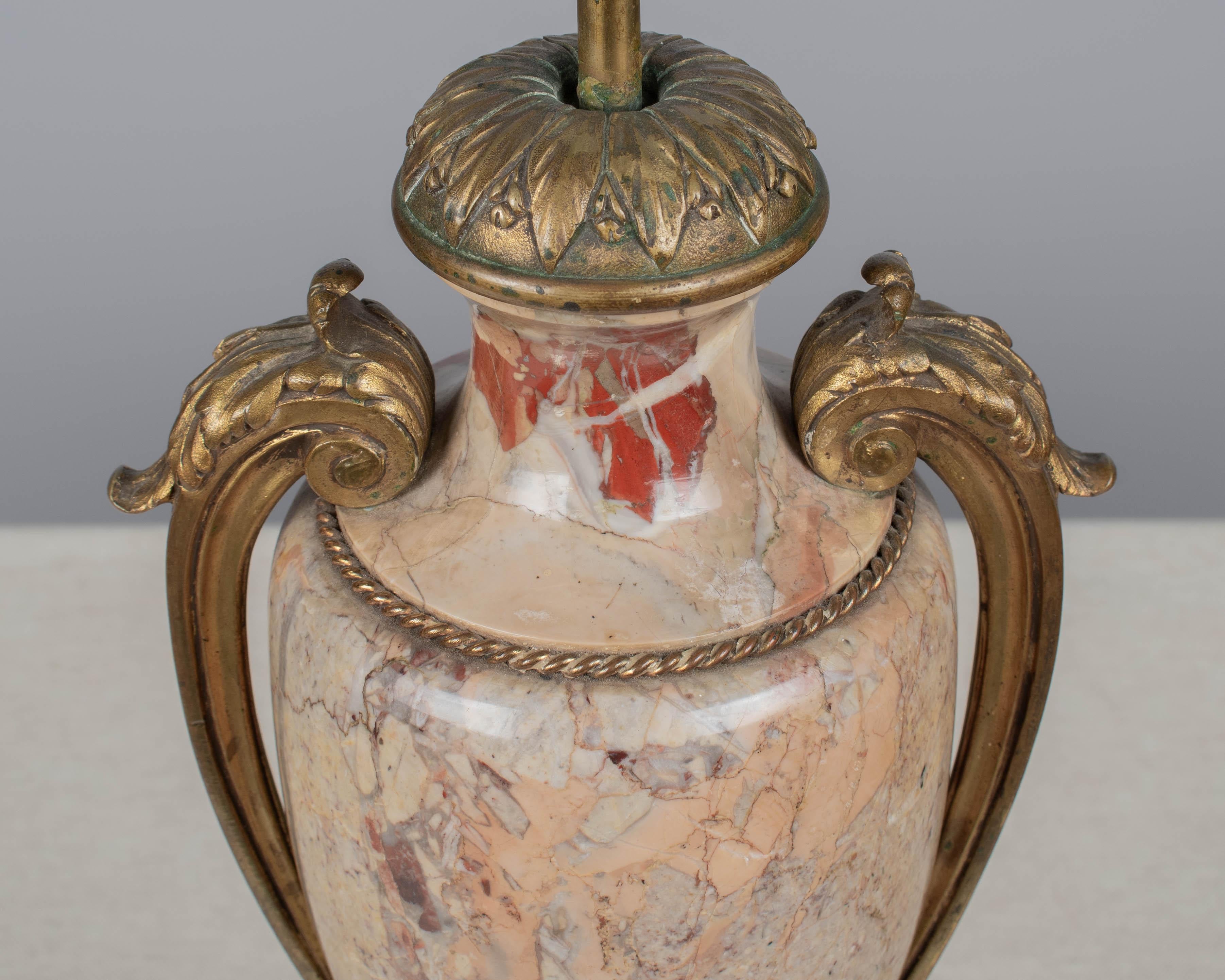 Lámpara de Mesa Francesa de Mármol y Ormolu en venta 2