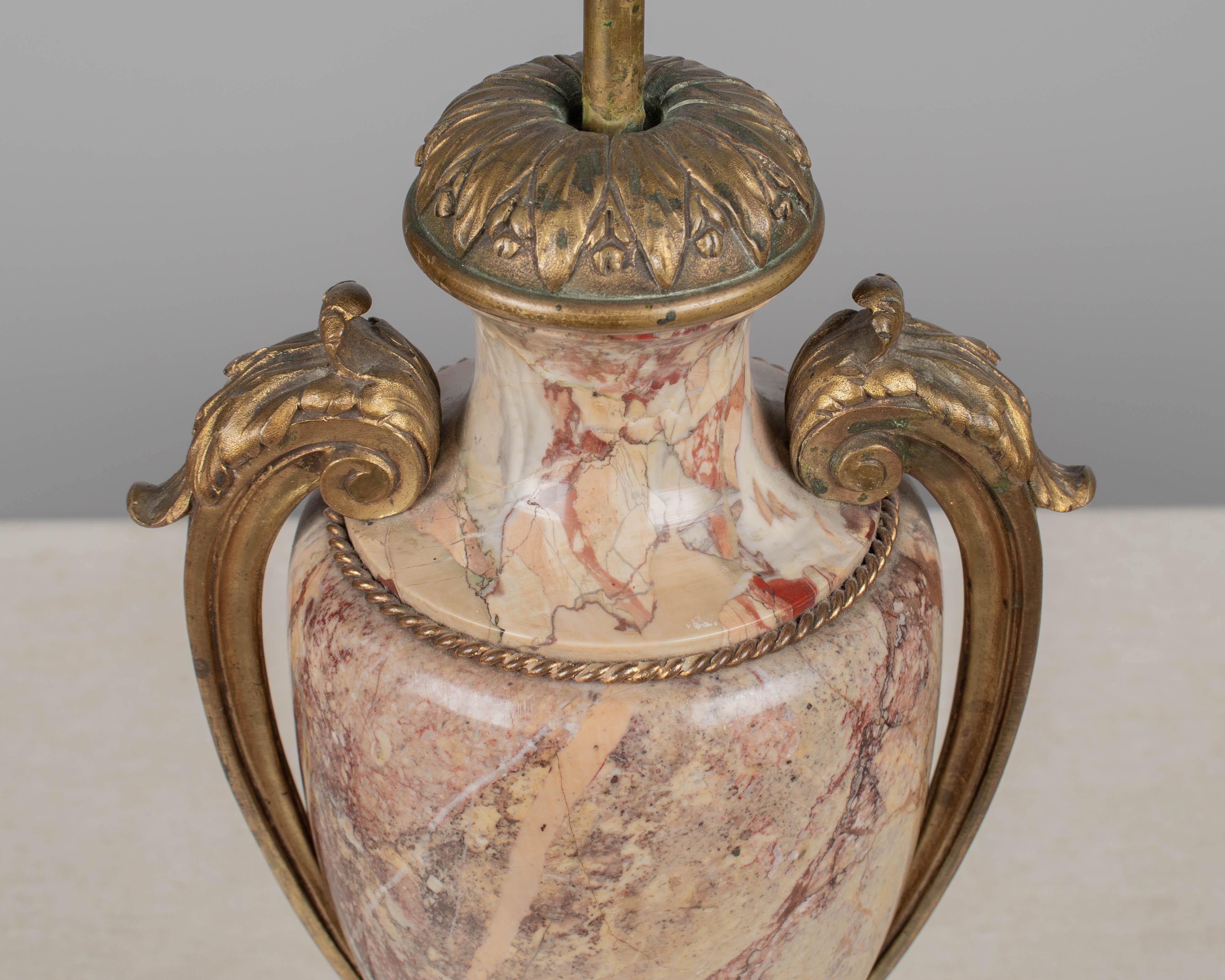 Lámpara de Mesa Francesa de Mármol y Ormolu en venta 3