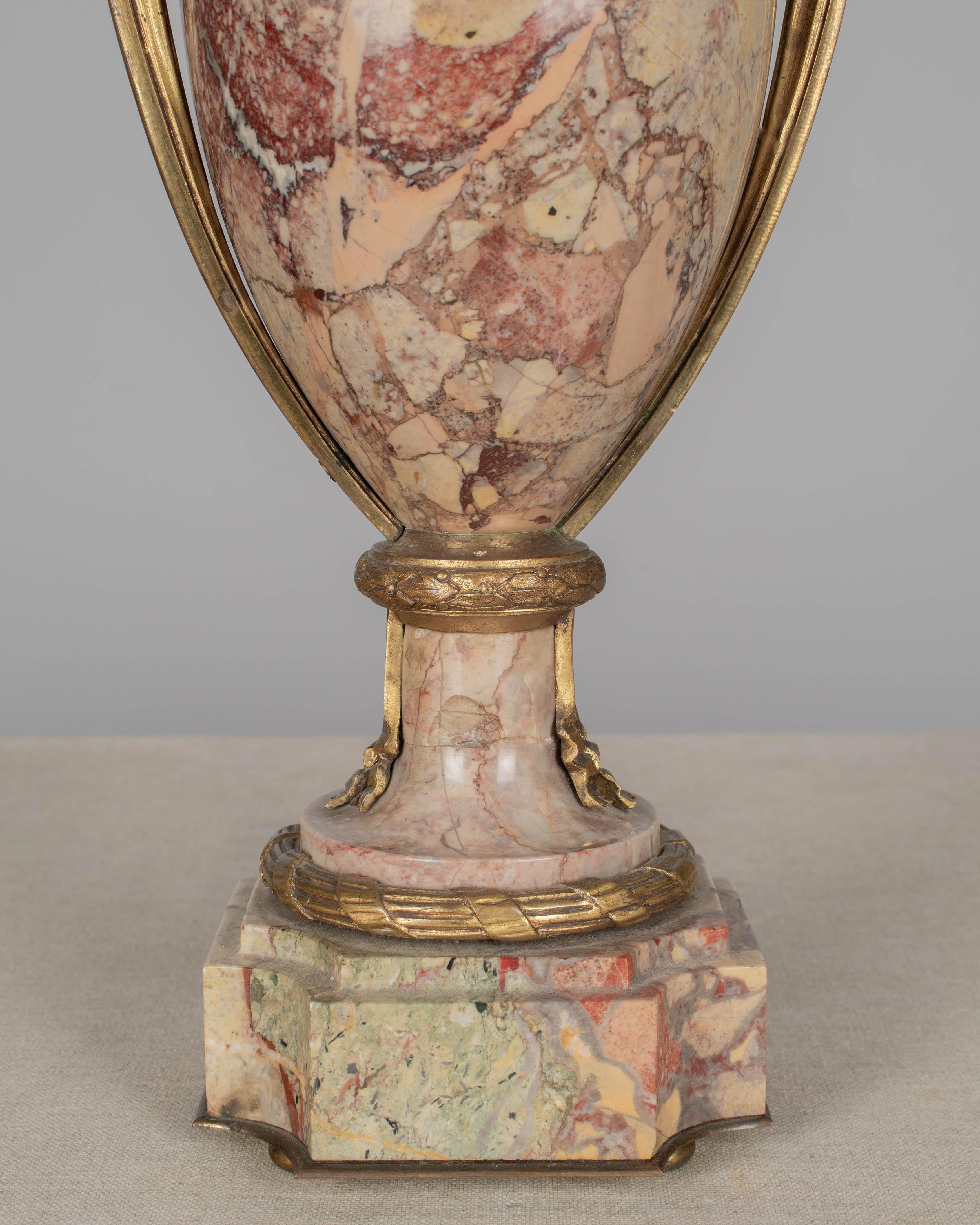 Lámpara de Mesa Francesa de Mármol y Ormolu en venta 5