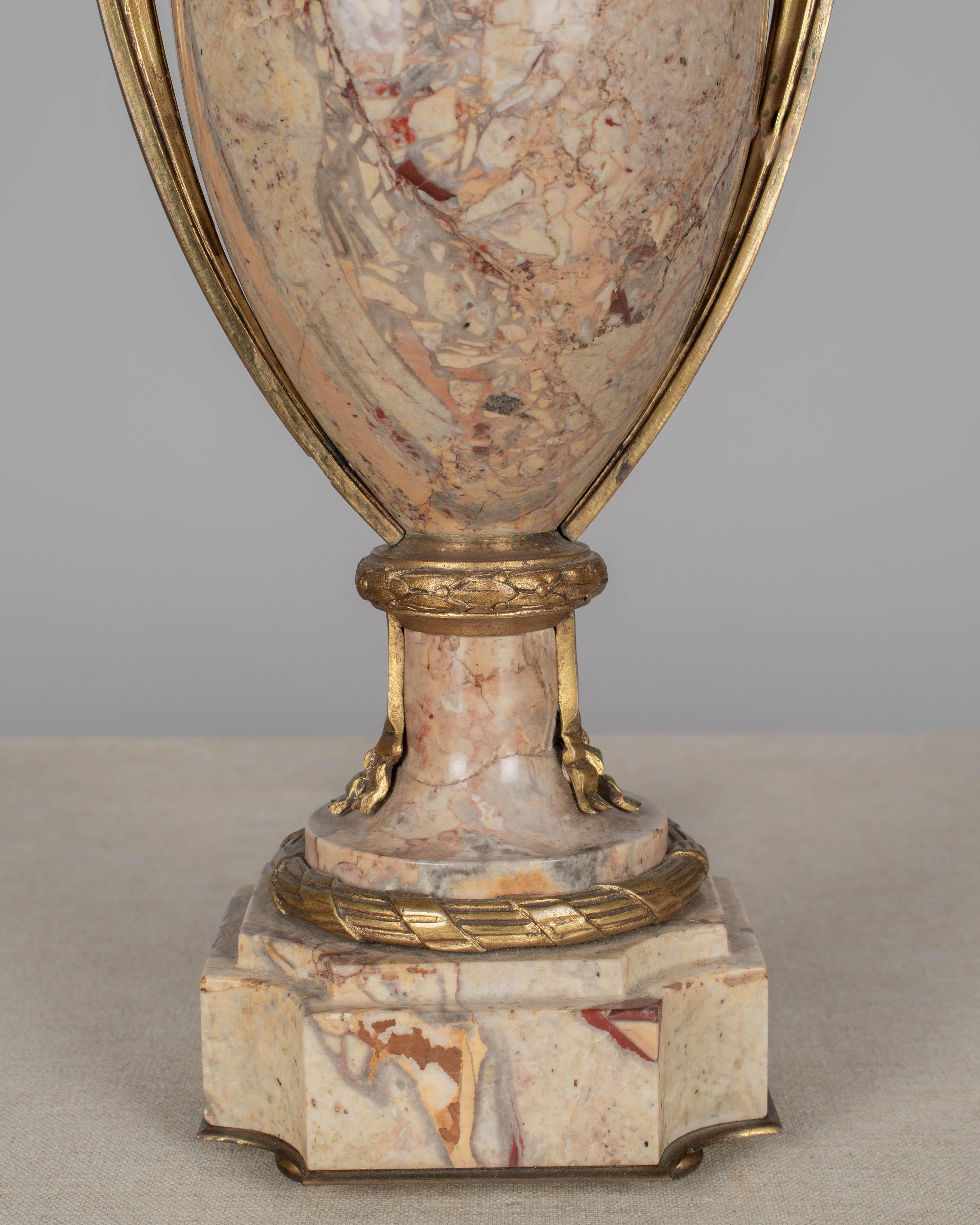 Lámpara de Mesa Francesa de Mármol y Ormolu en venta 6