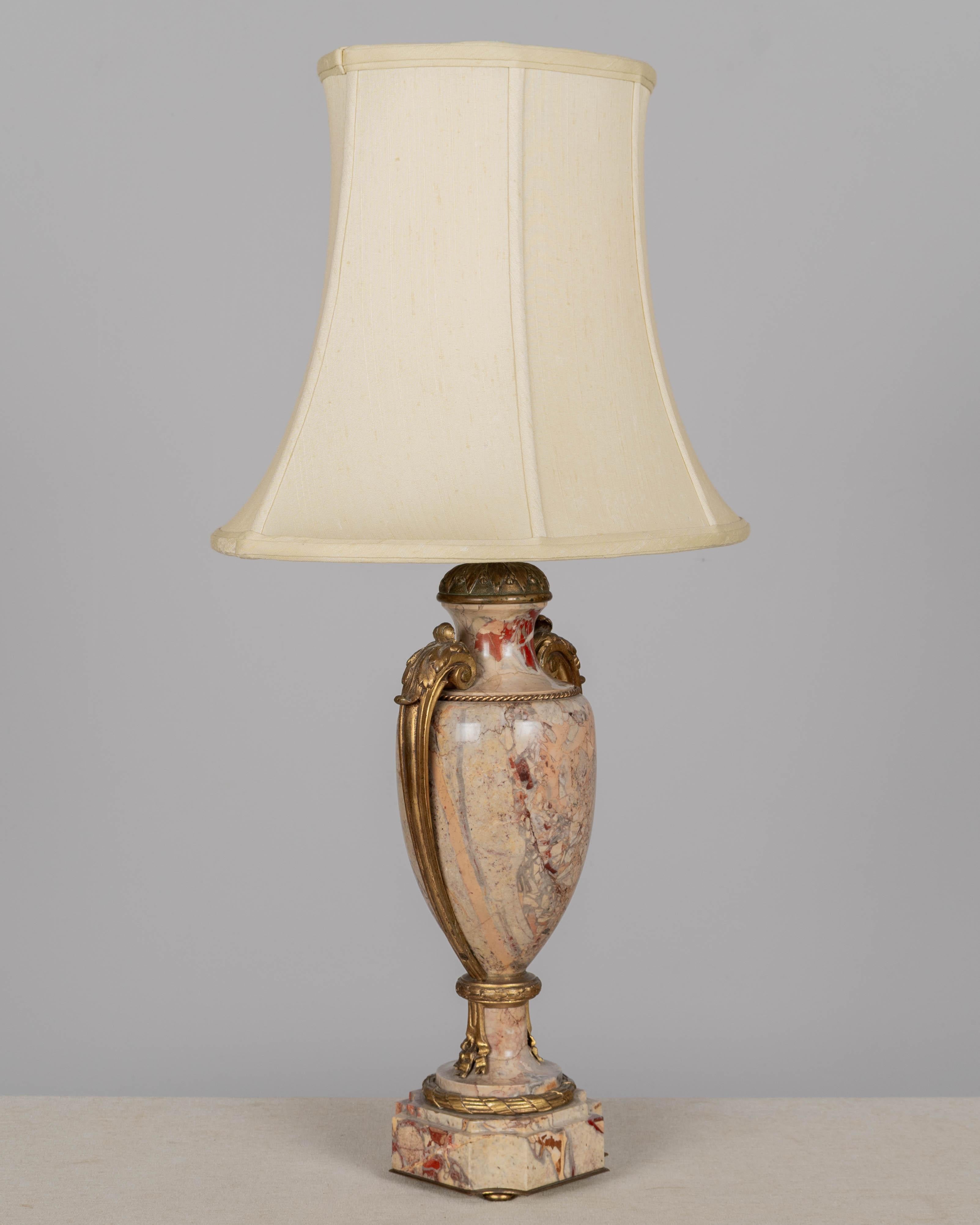 Lámpara de Mesa Francesa de Mármol y Ormolu Luis XIV en venta