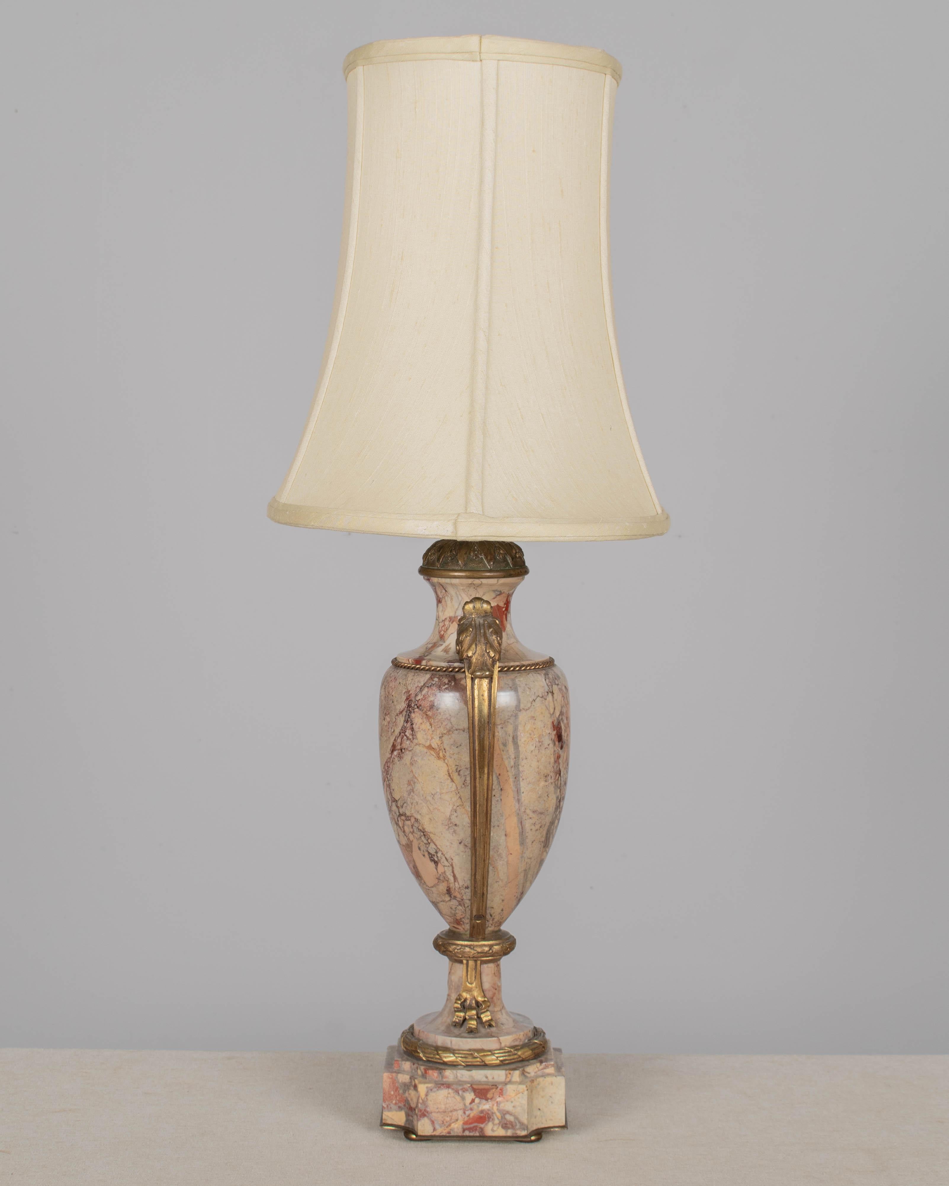 Lámpara de Mesa Francesa de Mármol y Ormolu Francés en venta