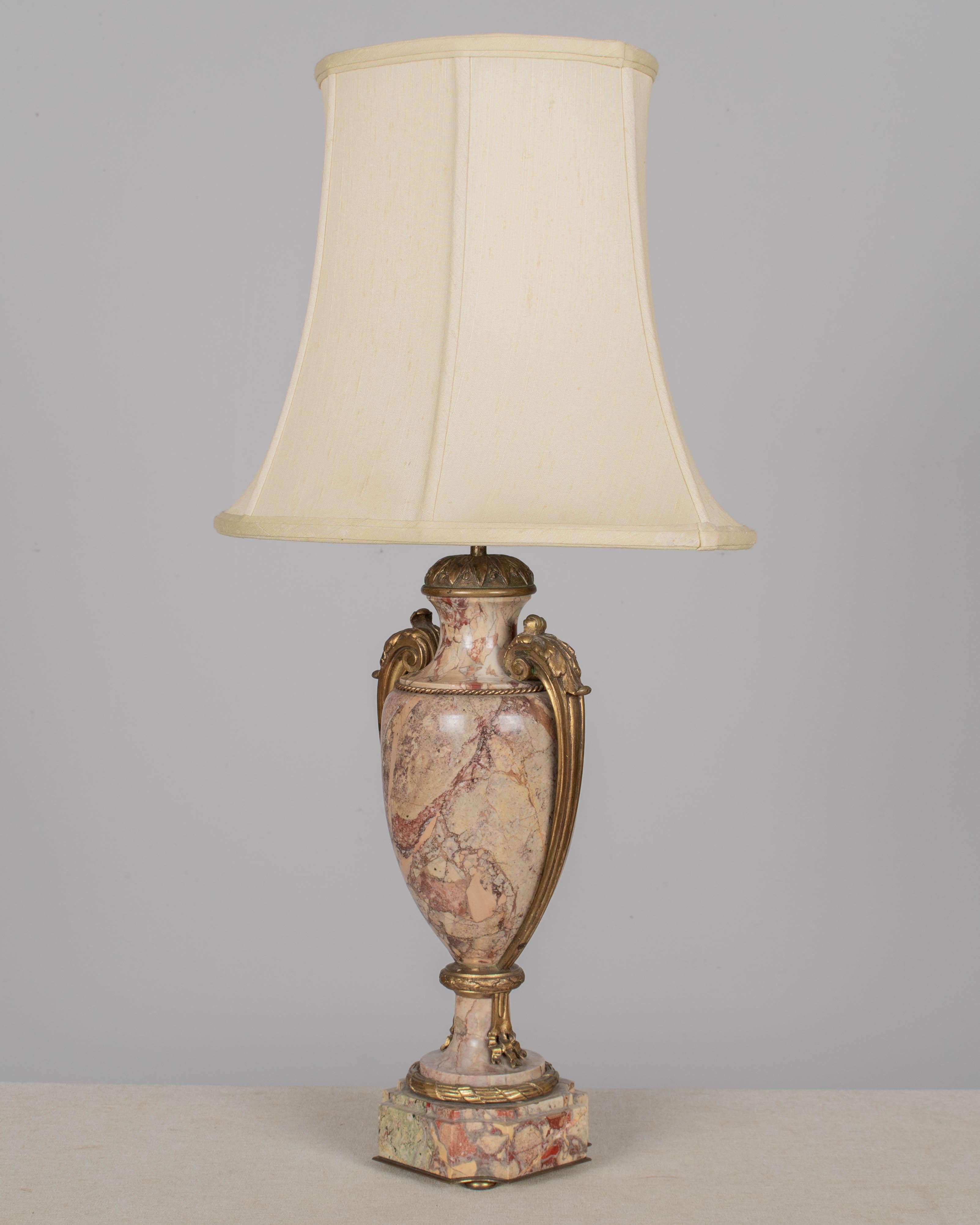 Lámpara de Mesa Francesa de Mármol y Ormolu Vaciado en venta