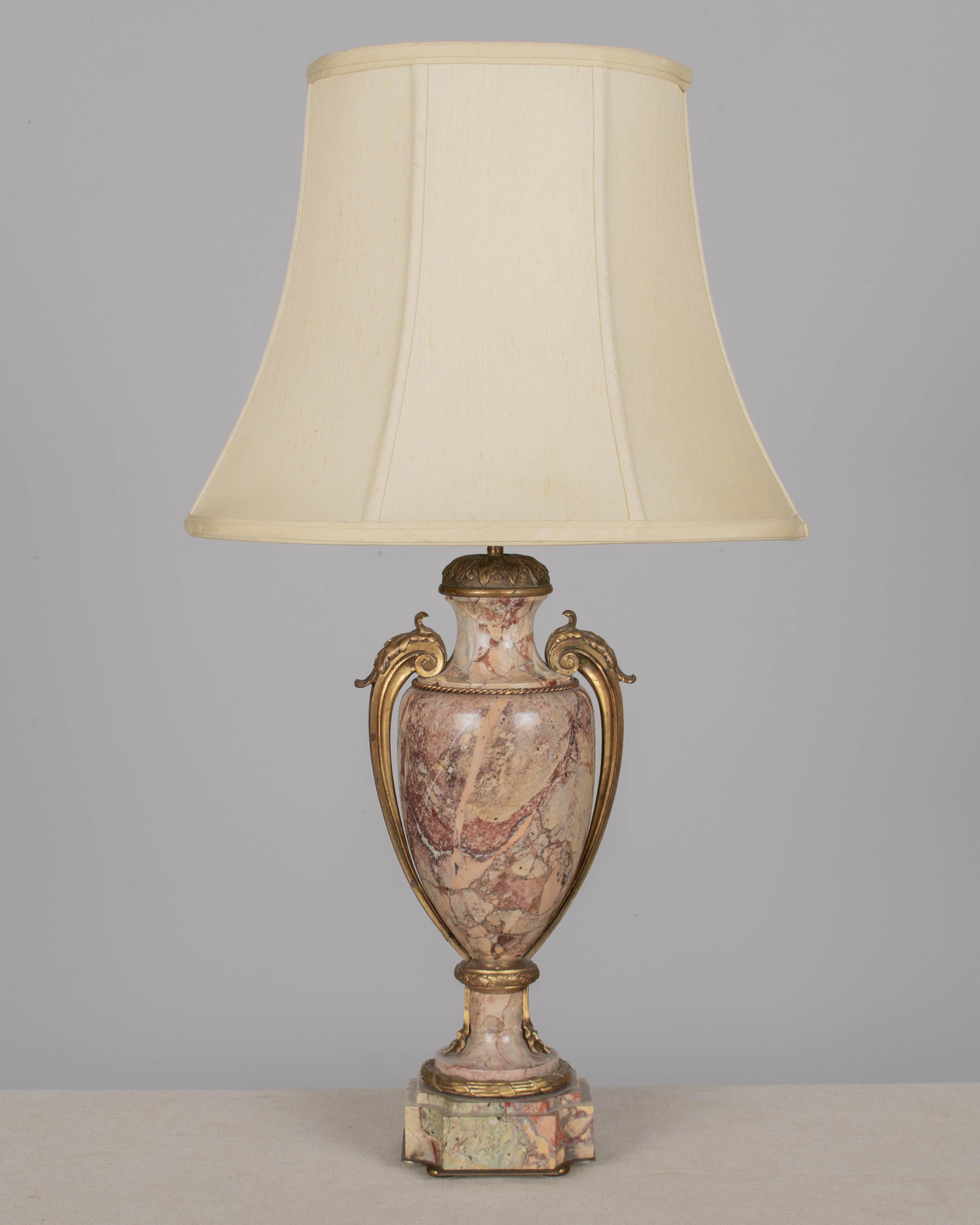 Lámpara de Mesa Francesa de Mármol y Ormolu en Bueno estado para la venta en Winter Park, FL