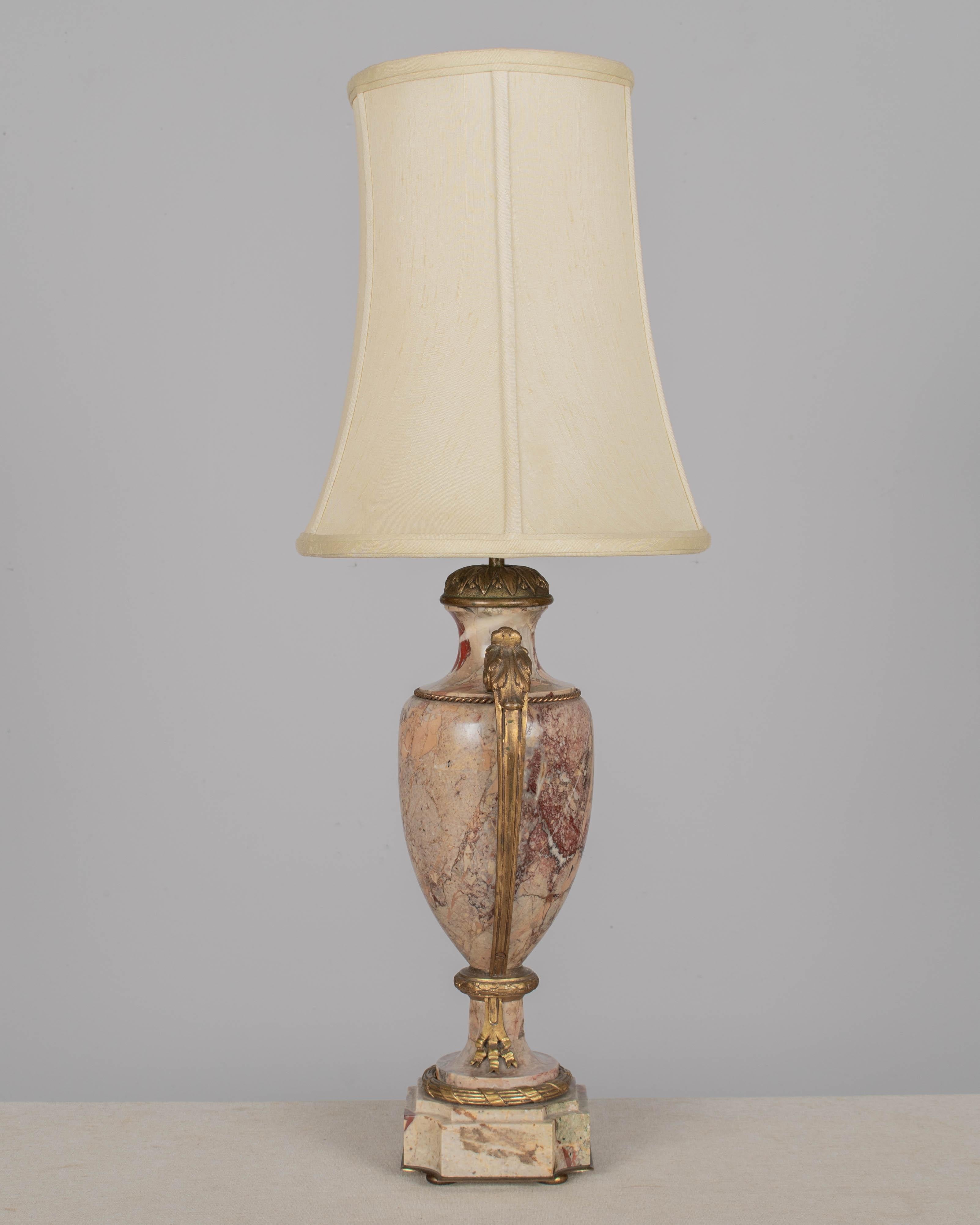 Lámpara de Mesa Francesa de Mármol y Ormolu Seda en venta
