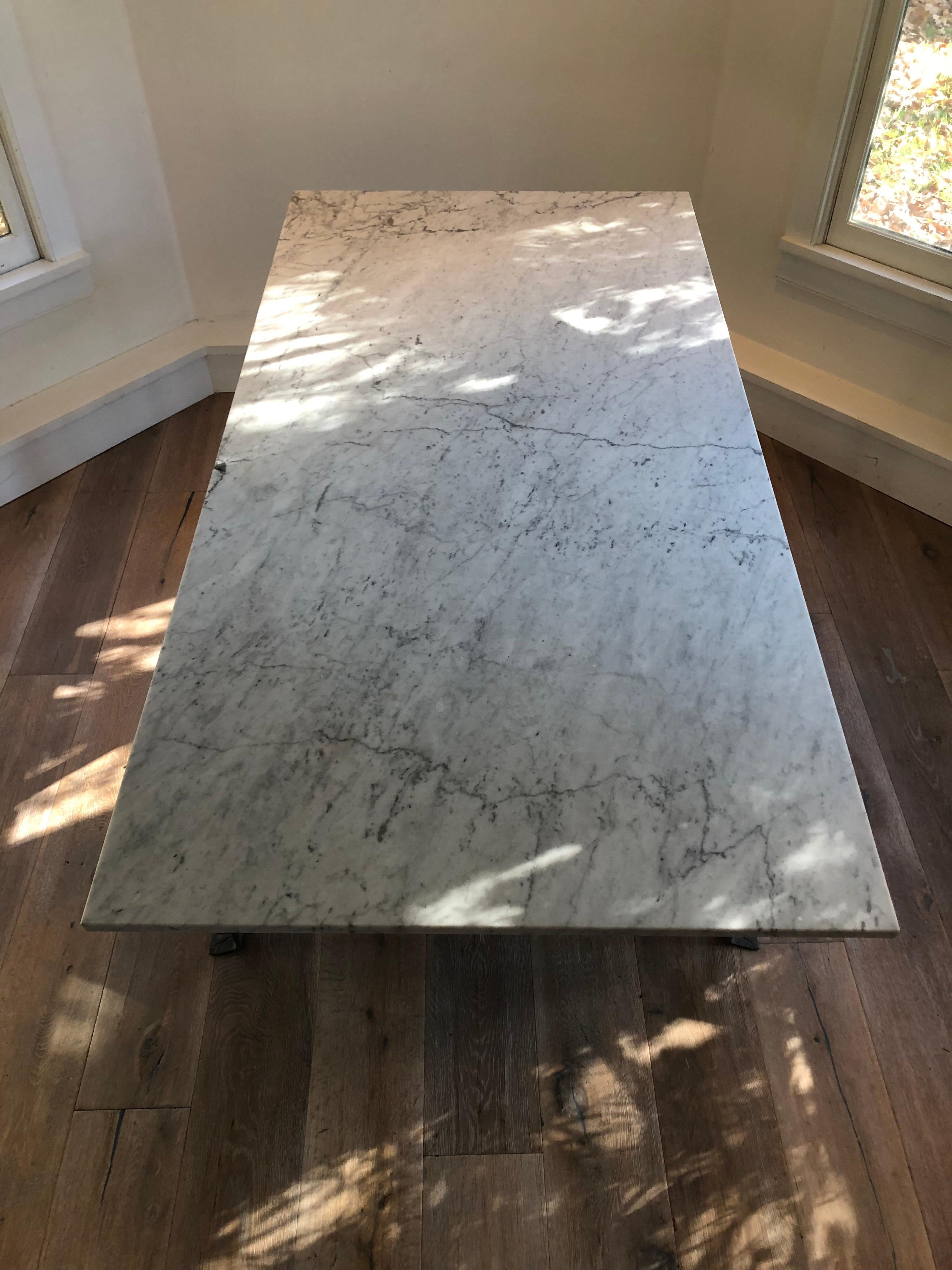 Mesa de comedor francesa de mármol y acero en venta 3