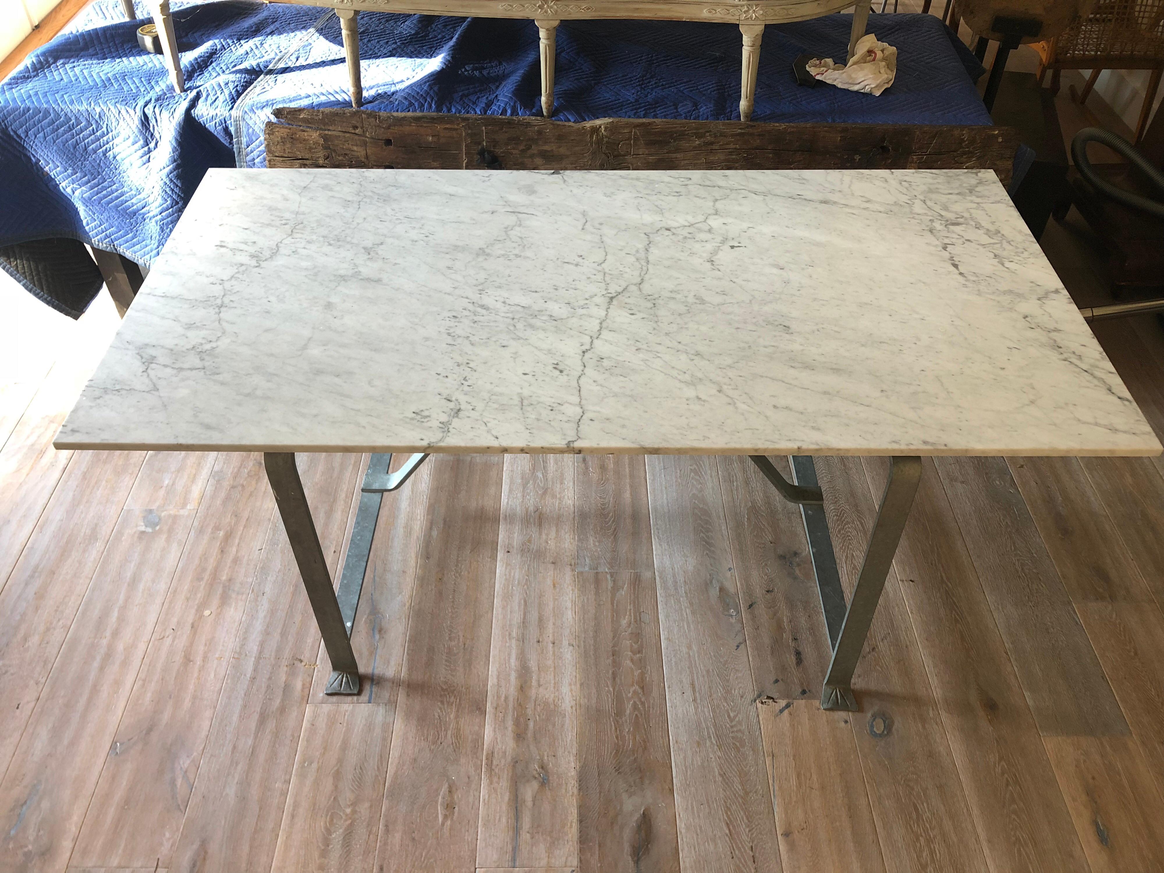 Mesa de comedor francesa de mármol y acero Industrial en venta