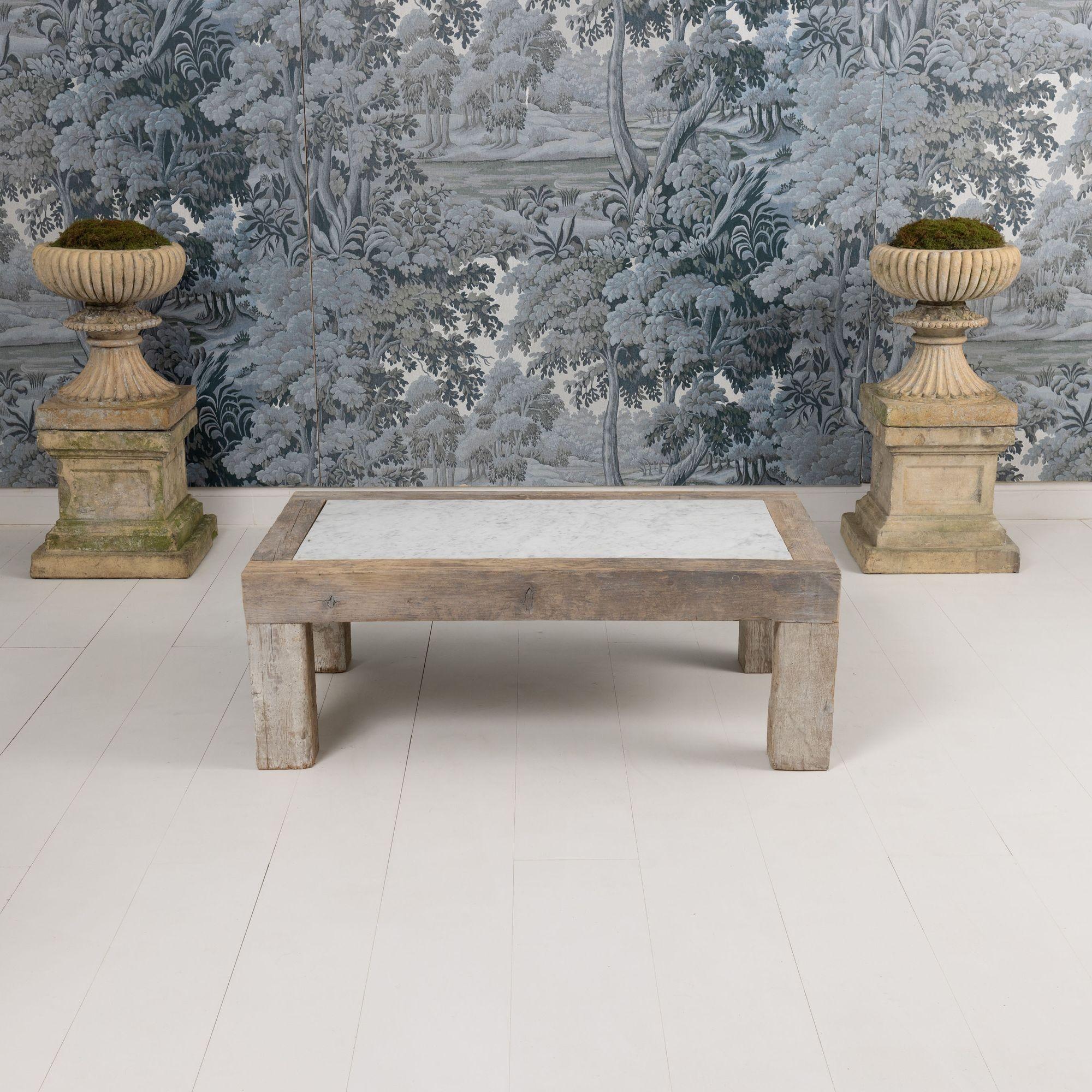 Mesa de centro francesa de mármol de Carrara y madera en venta 8
