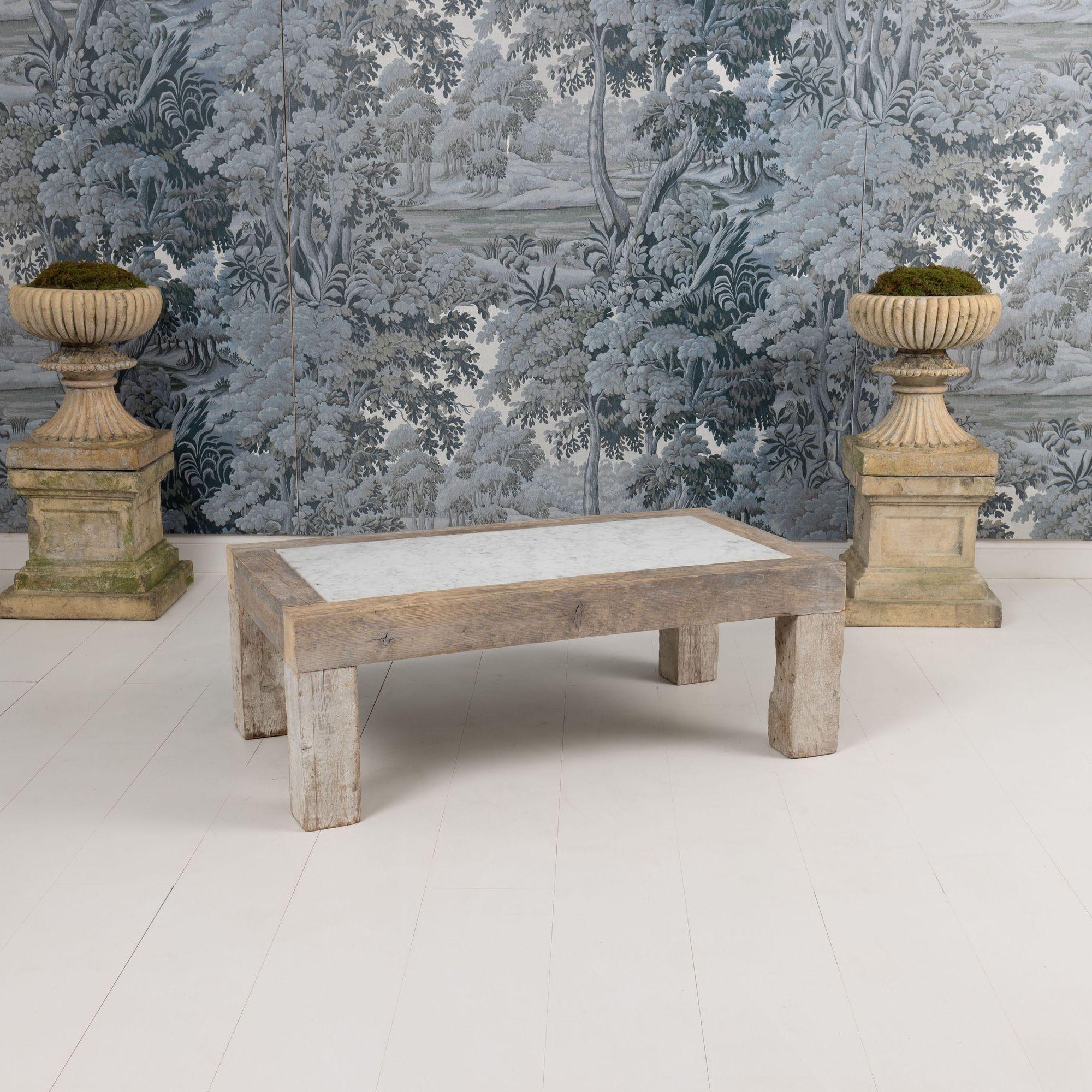 Una preciosa mesa de centro recién hecha de madera antigua y mármol de Carrara. Se encuentra en la región francesa de Provenza.
