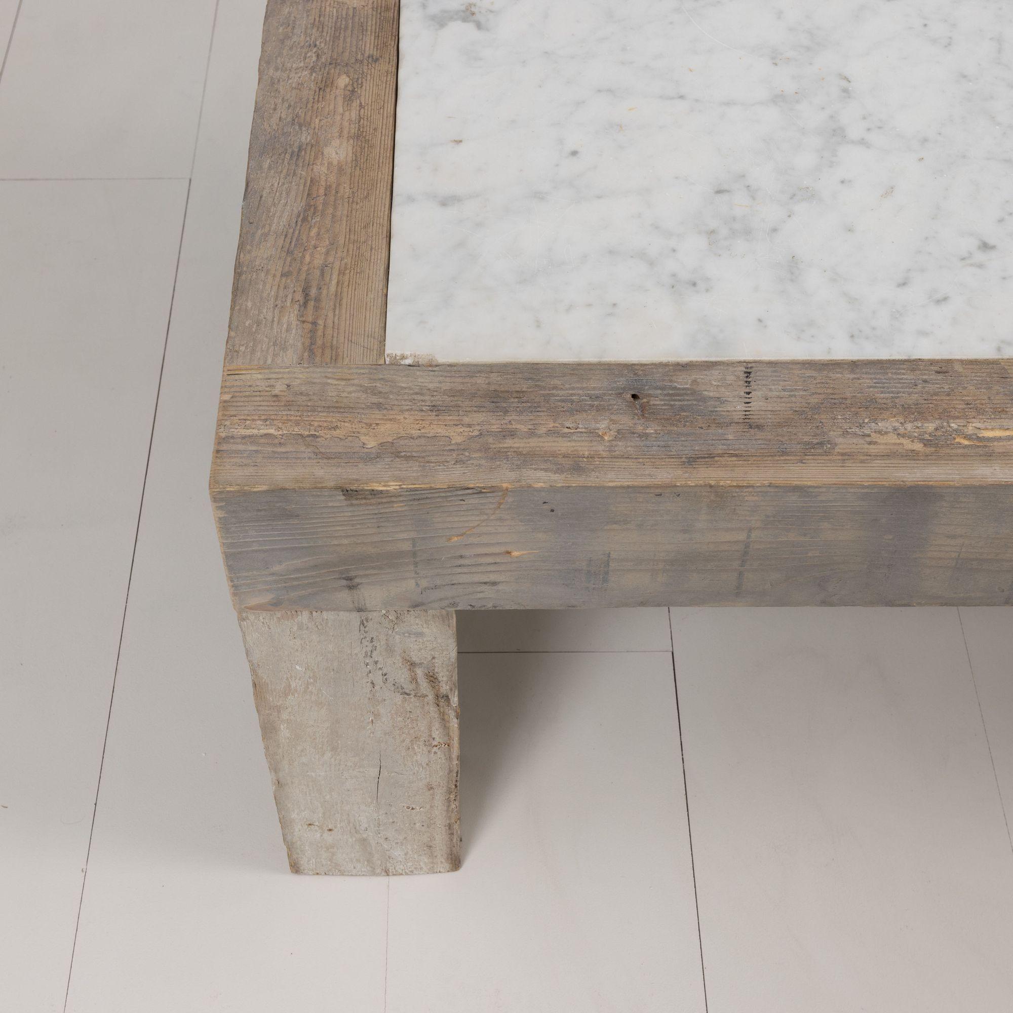 Mesa de centro francesa de mármol de Carrara y madera Francés en venta