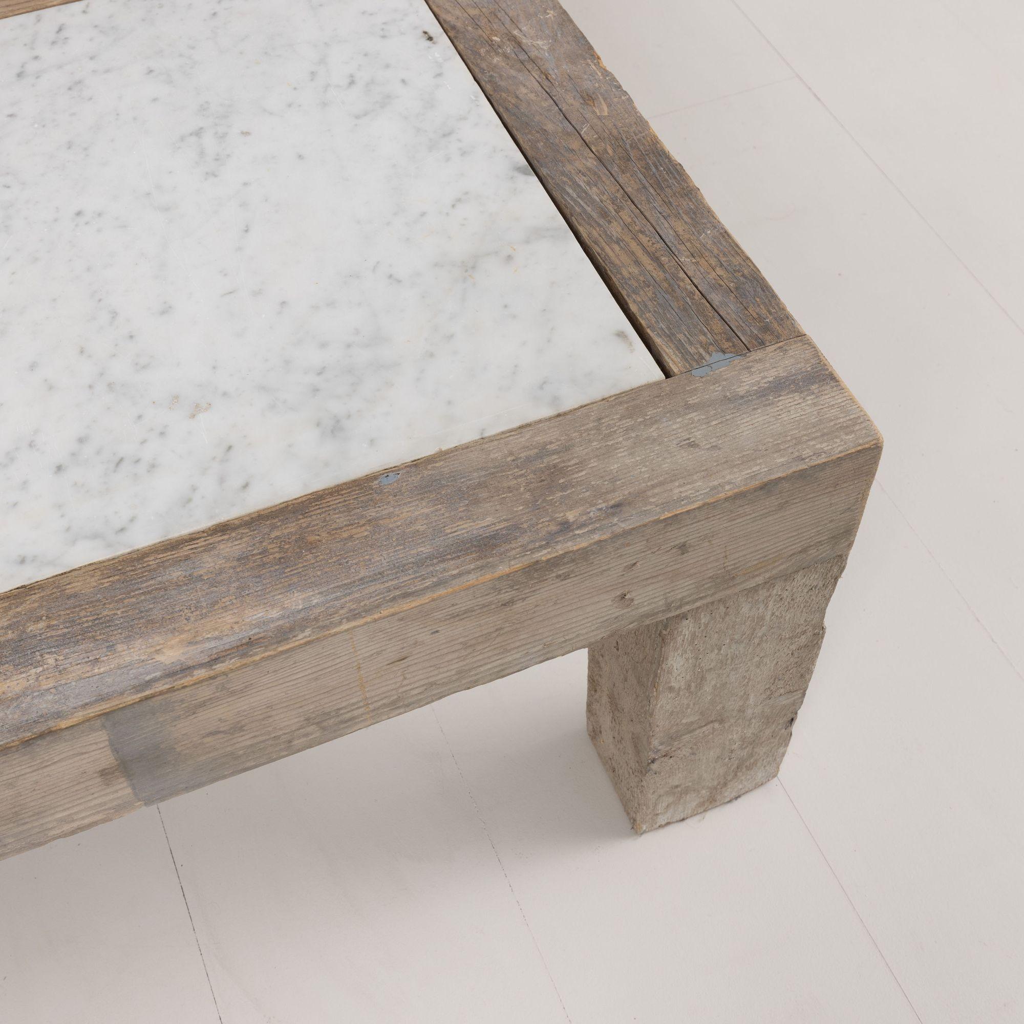 Mesa de centro francesa de mármol de Carrara y madera Hecho a mano en venta