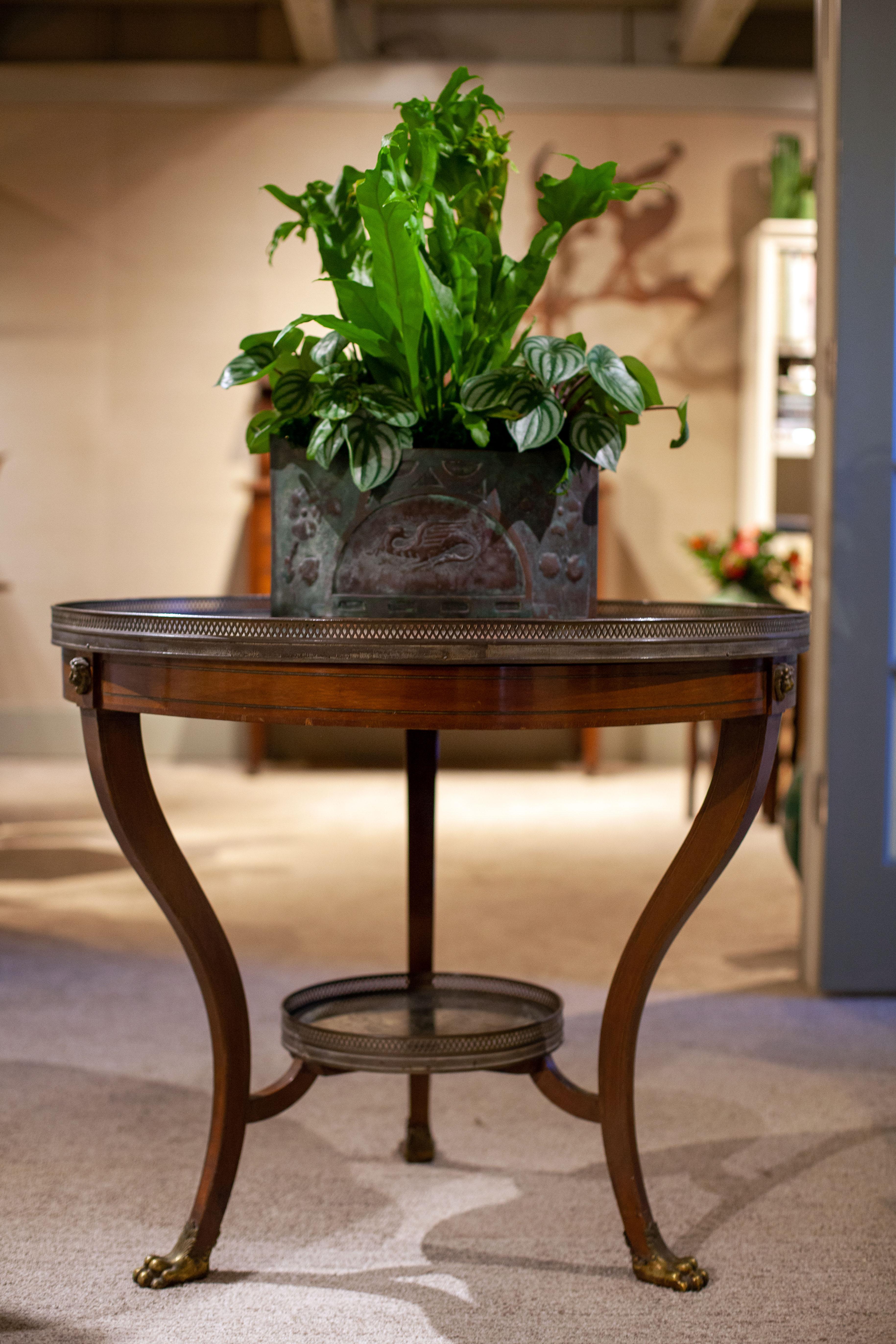 Fleurdetroit vous présente cette merveilleuse table française, provenant d'une grande propriété de Détroit. La table peut être utilisée comme table de lampe autonome dans un foyer ou un autre salon, ou comme table à thé plus haute pour un salon ou