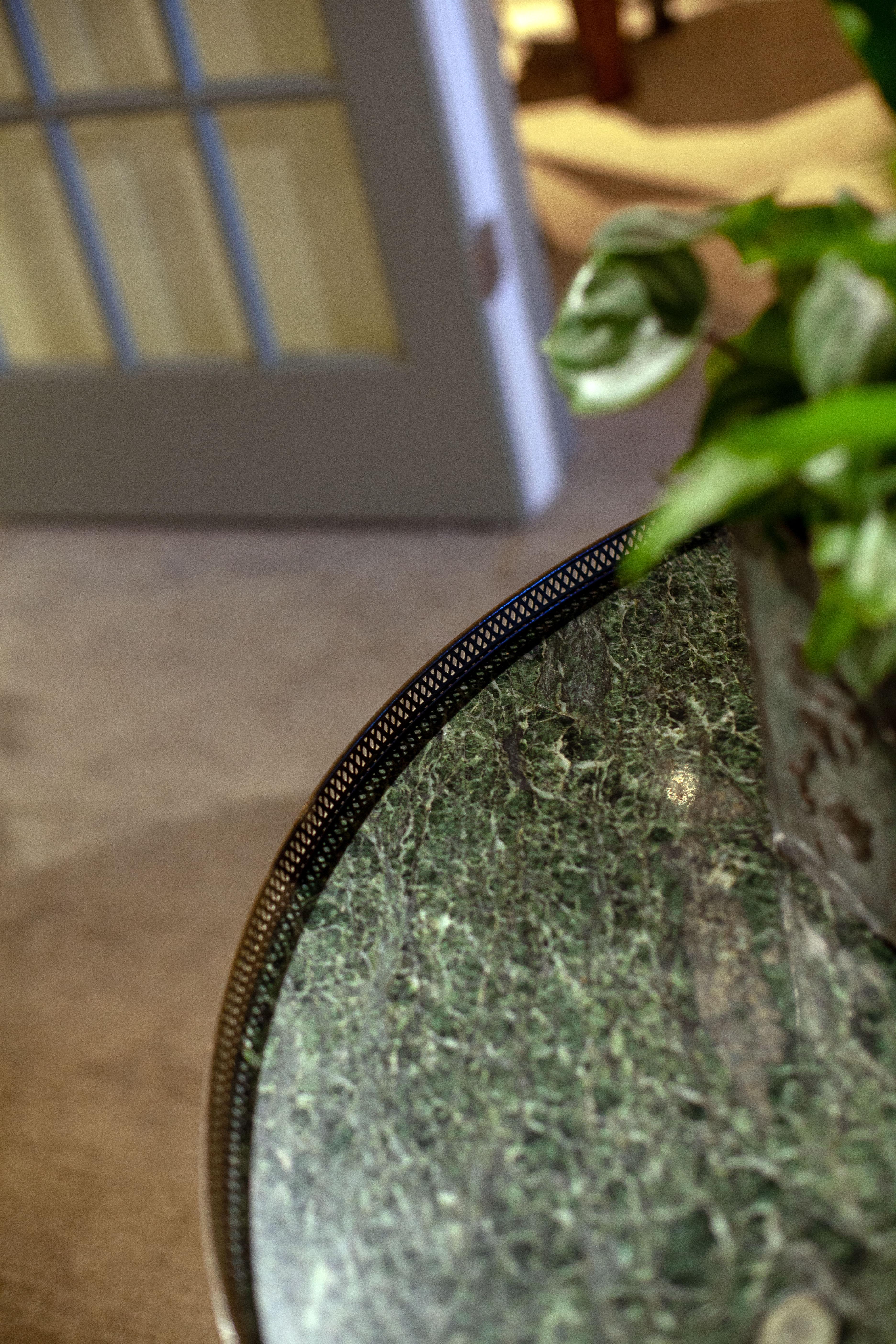 Table ronde française en marbre et bois Bon état - En vente à Bloomfield Hills, MI