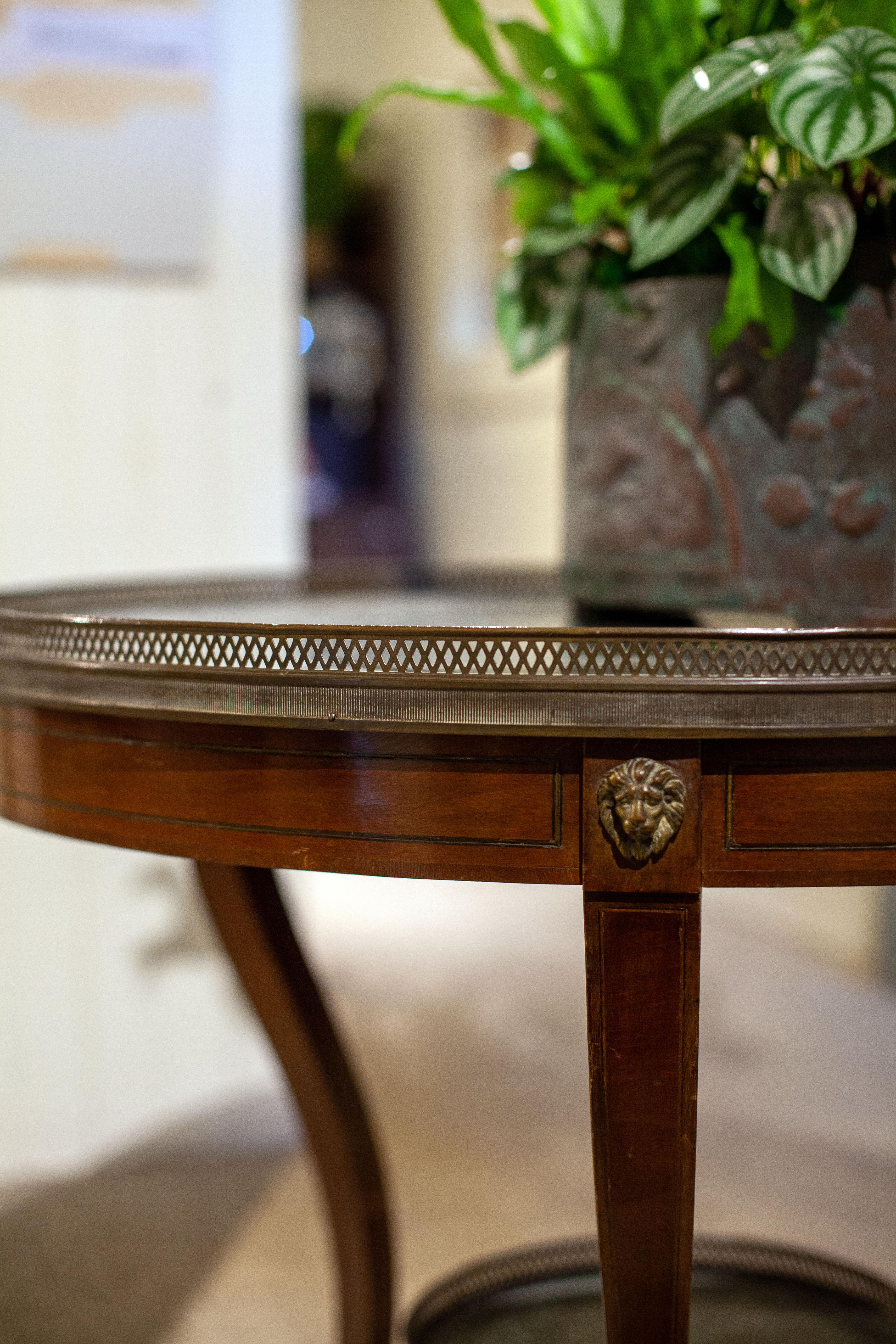 Table ronde française en marbre et bois en vente 1