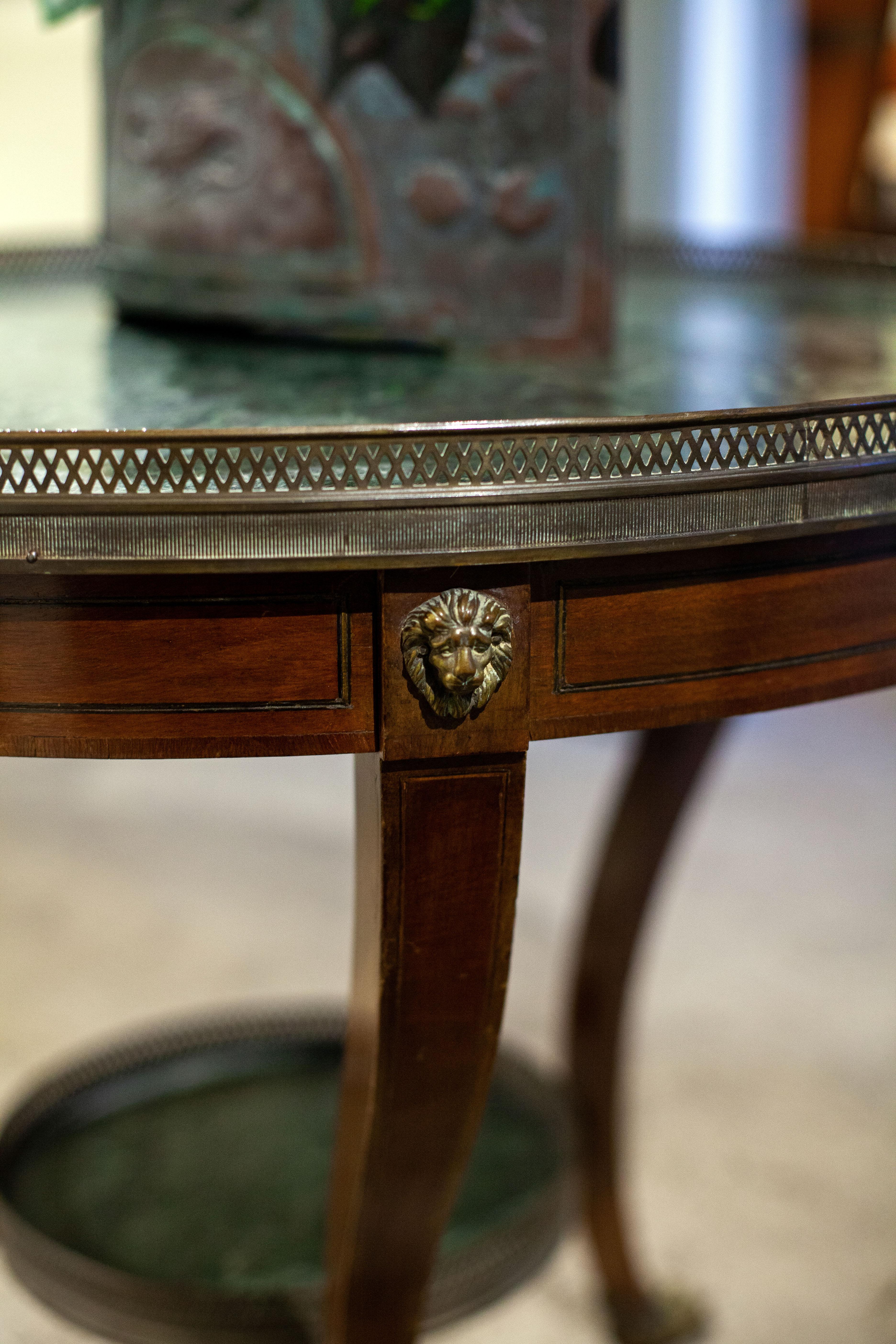 Table ronde française en marbre et bois en vente 2