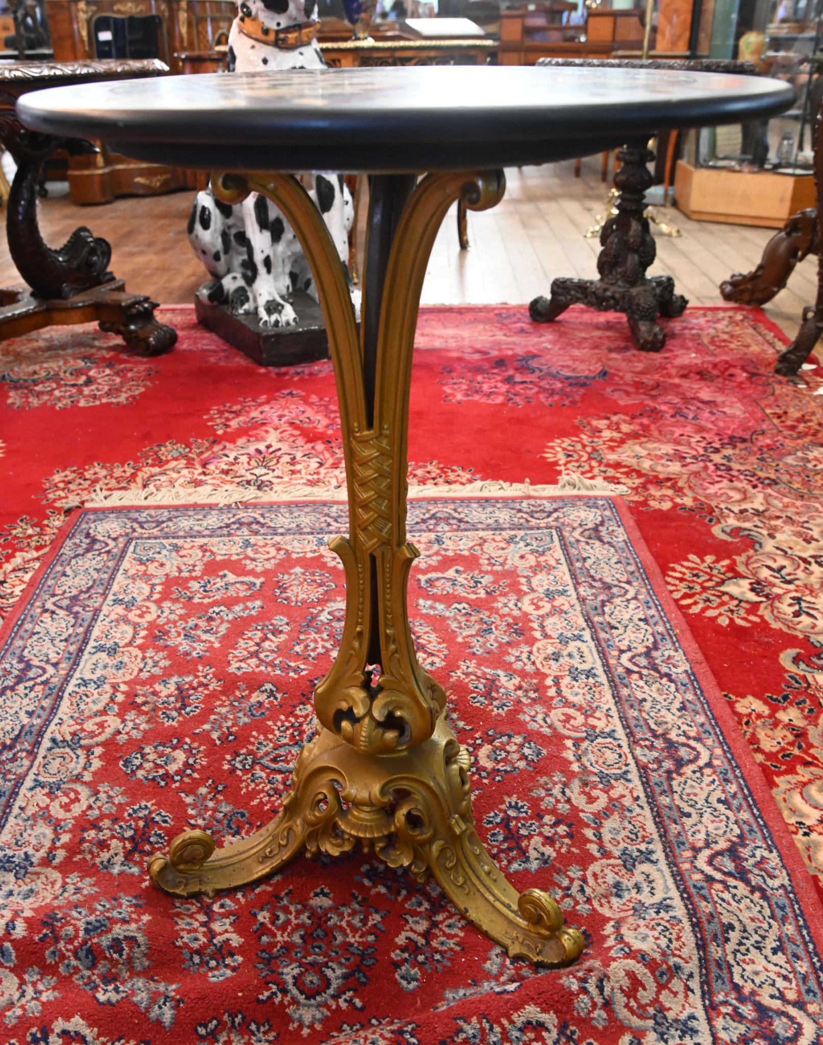 Vous voyez ici une magnifique table ronde en marbre français avec un plateau en forme d'échiquier composé d'un mélange de marbres rares découpés et entourés d'un motif géométrique.
Base finement moulée en bronze doré
Circa 1840
Le marbre est lisse