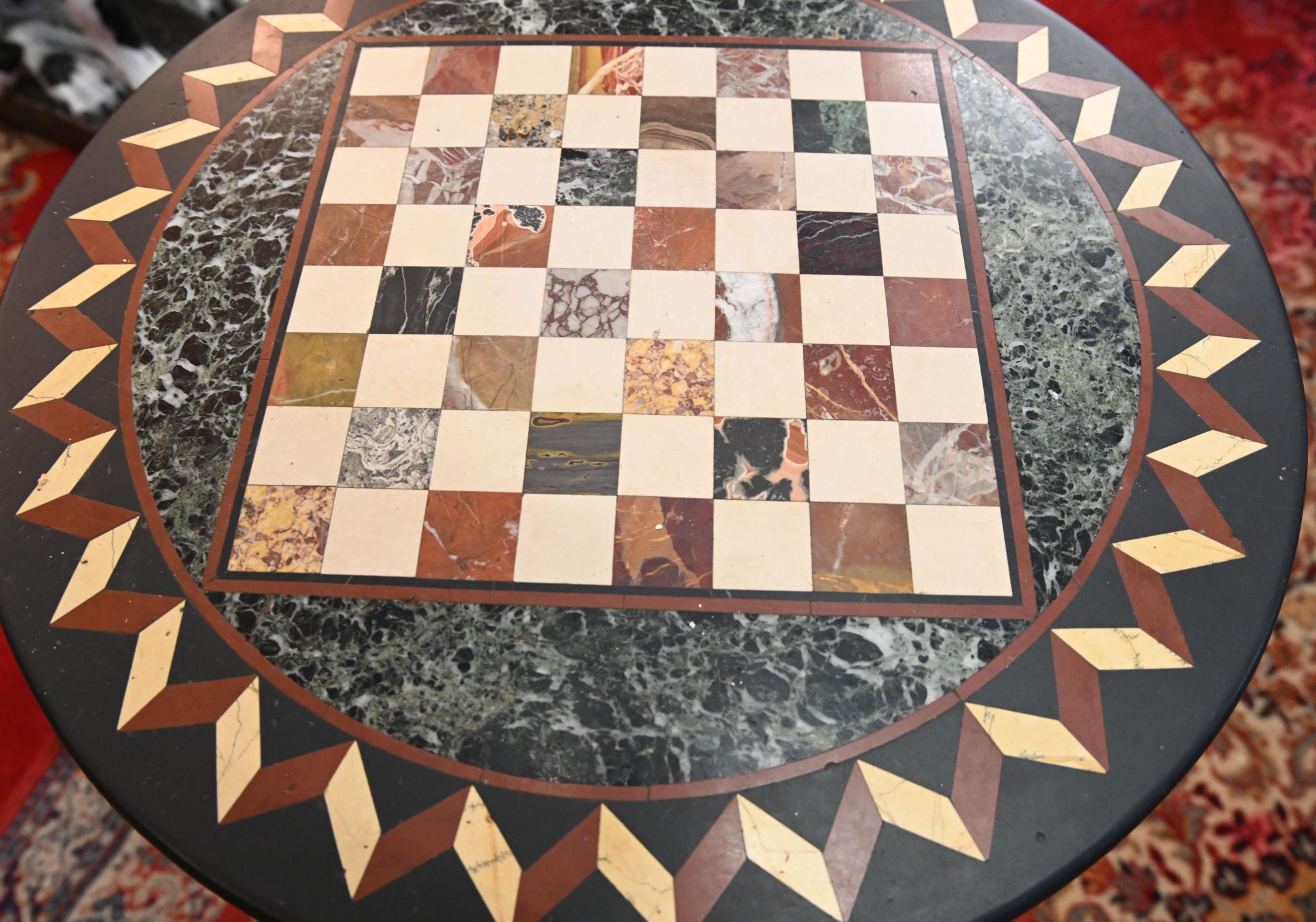 Milieu du XIXe siècle Table d'échecs d'appoint en marbre français Ormolu 1840 en vente