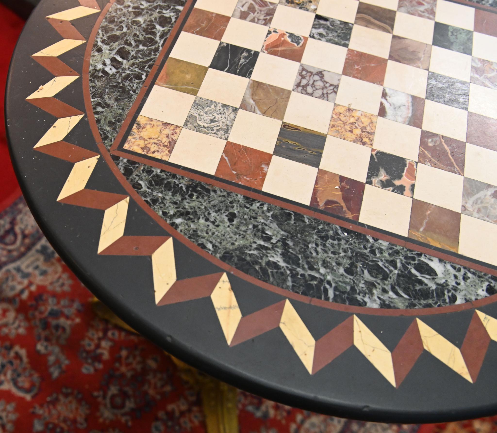 Table d'échecs d'appoint en marbre français Ormolu 1840 en vente 1