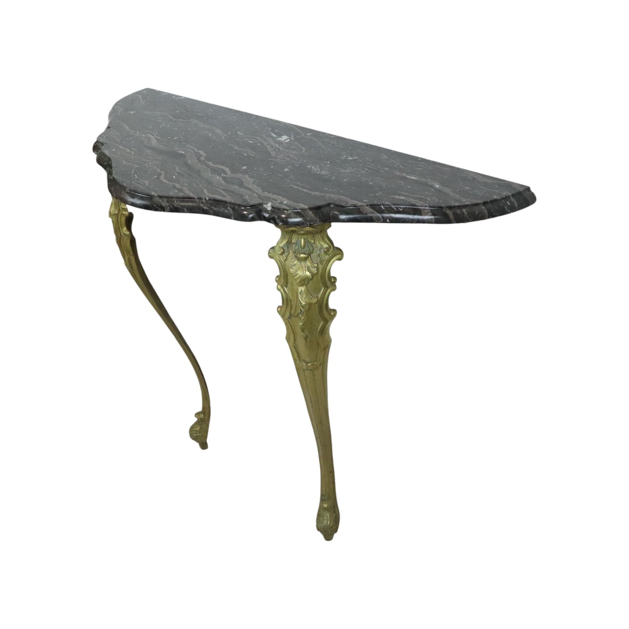 Console francese in marmo con gambe in ottone ornate in stile barocco in vendita 3