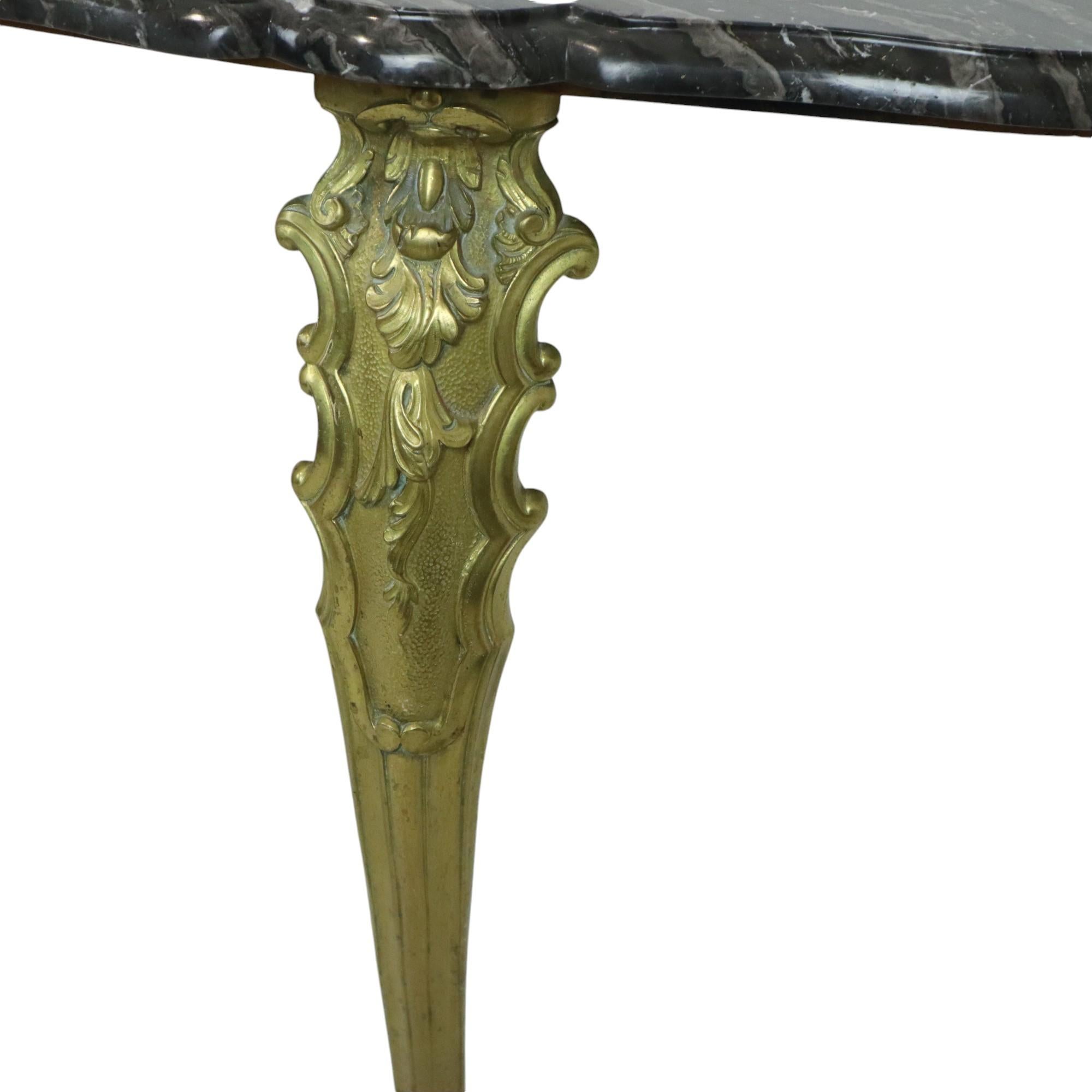 Console francese in marmo con gambe in ottone ornate in stile barocco in vendita 4