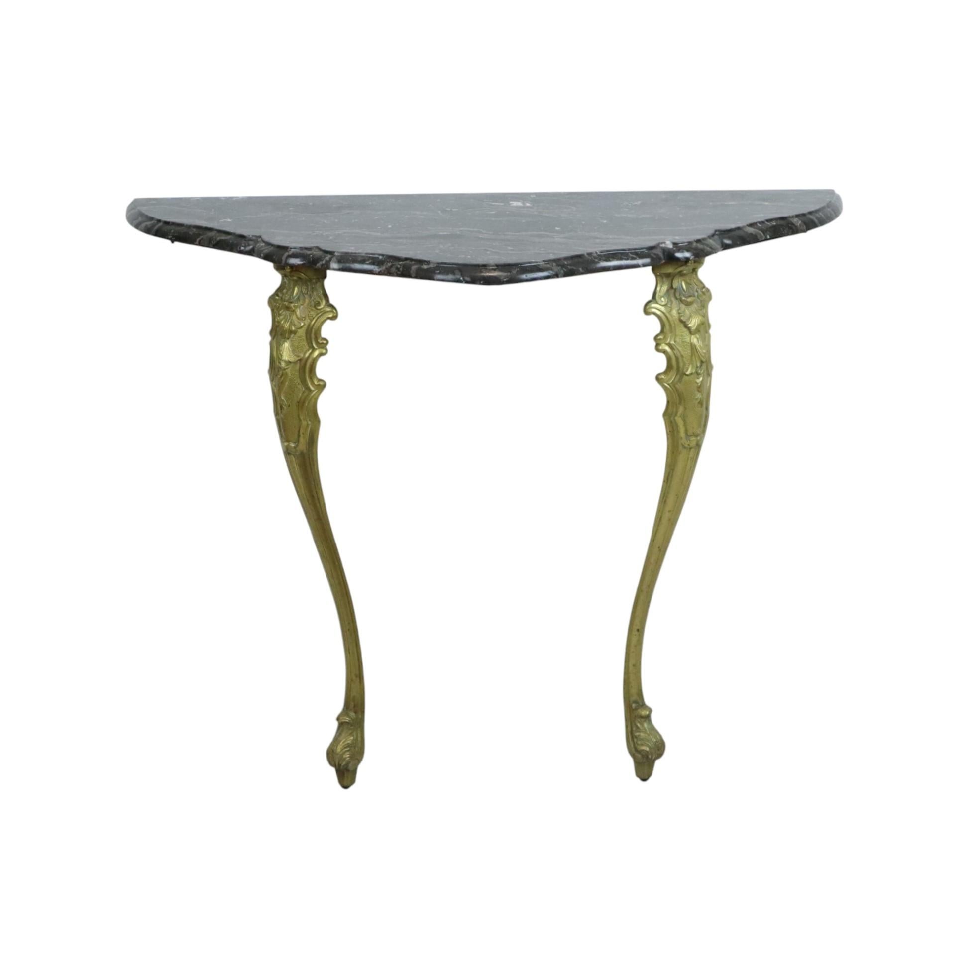 Console da parete classica in stile Luigi antico

In ottime condizioni vintage, l'ottone ha una bella patina d'epoca, alcuni graffi superficiali sul piano in marmo, 2 piccole schegge dalla parte inferiore del piano, ma non si notano affatto,