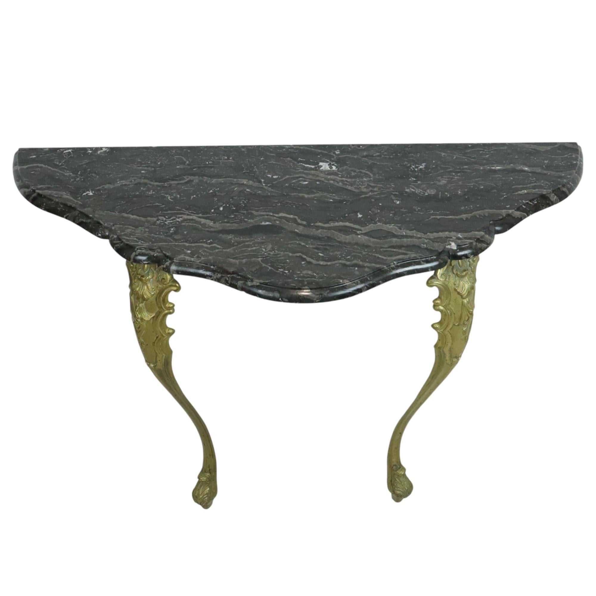 Belga Console francese in marmo con gambe in ottone ornate in stile barocco in vendita