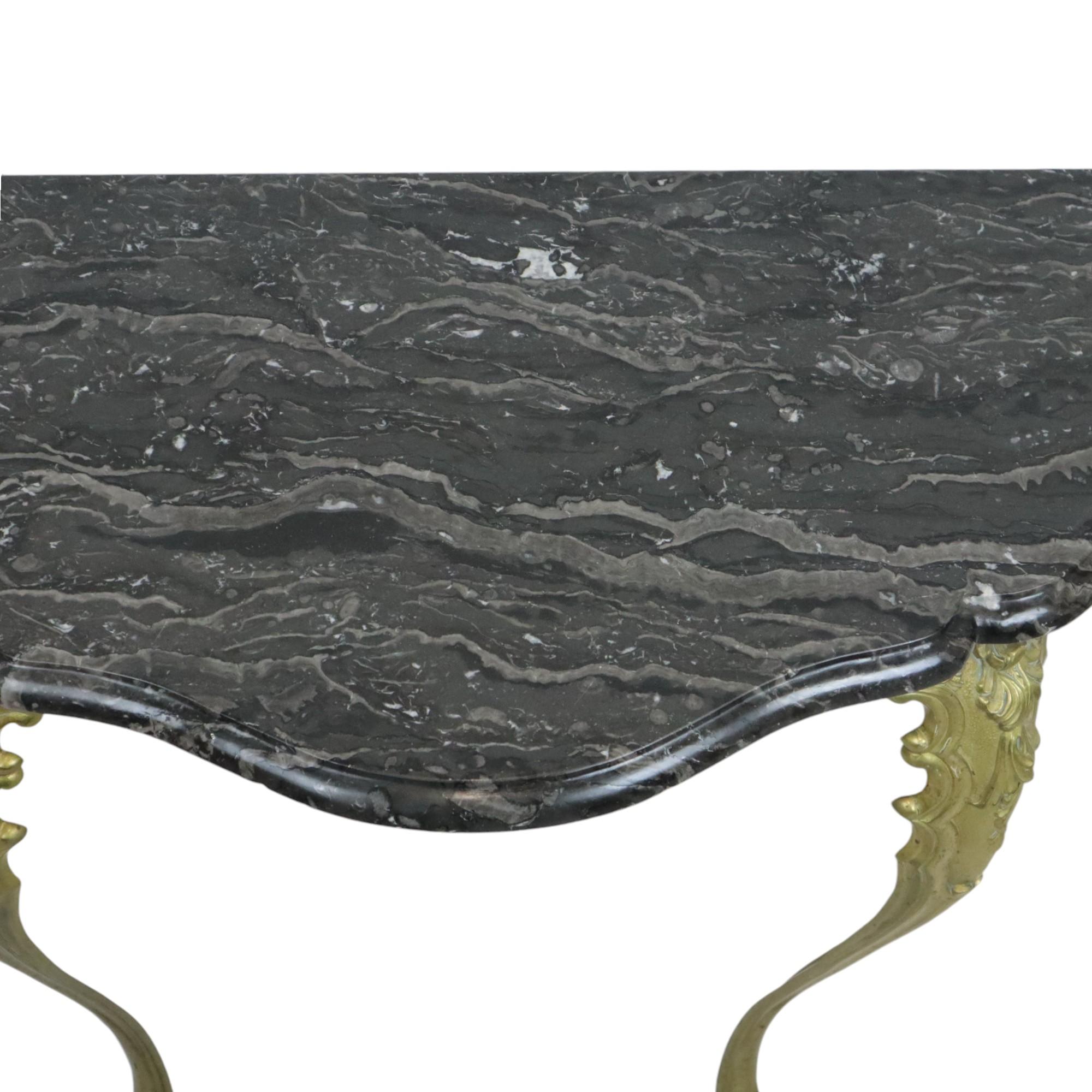 XX secolo Console francese in marmo con gambe in ottone ornate in stile barocco in vendita
