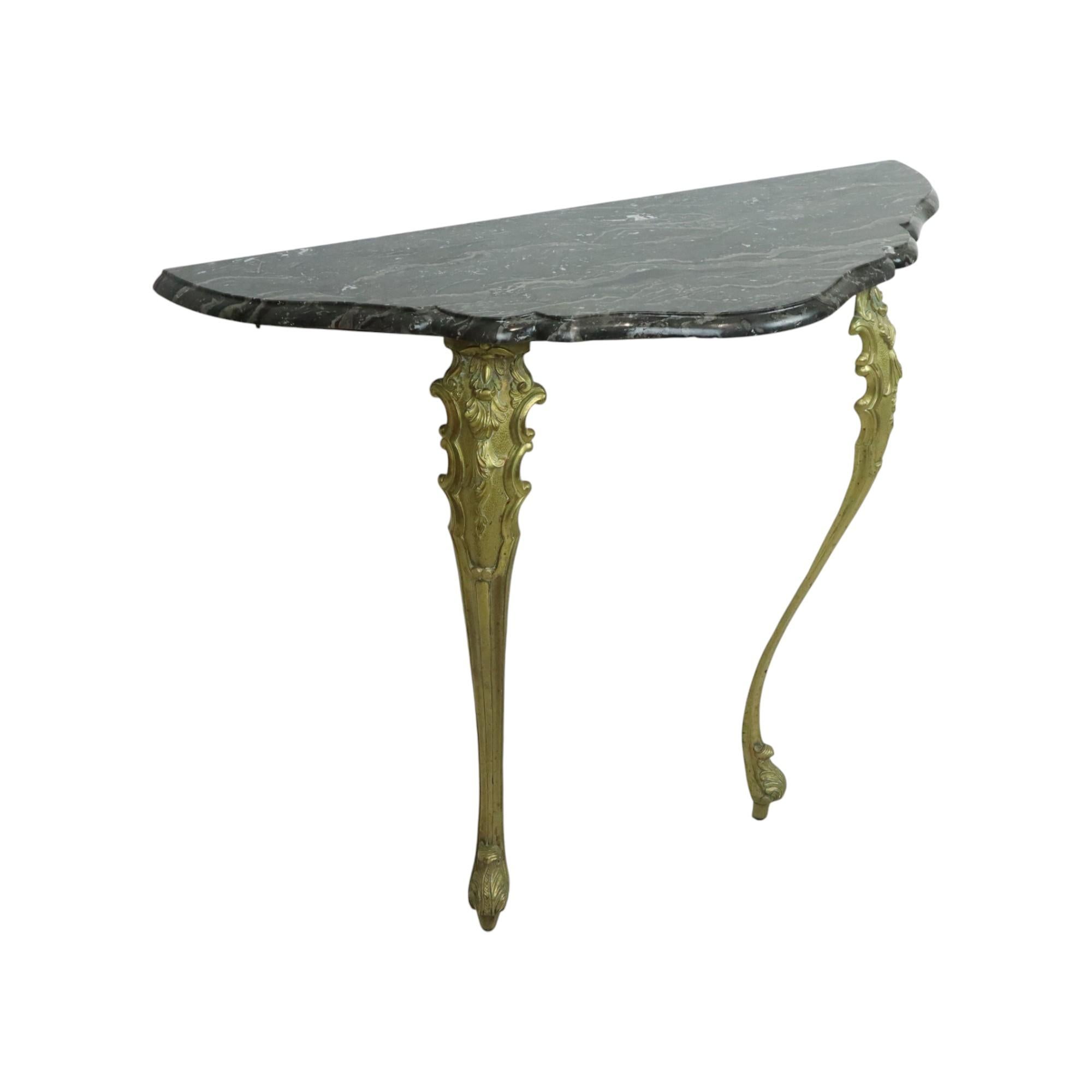 Console francese in marmo con gambe in ottone ornate in stile barocco in vendita 1