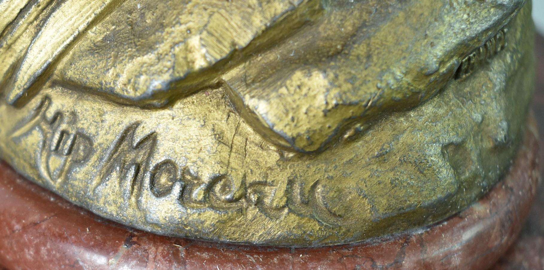 Pendule de cheminée figurative en marbre français, signée Hip Moreau en vente 2