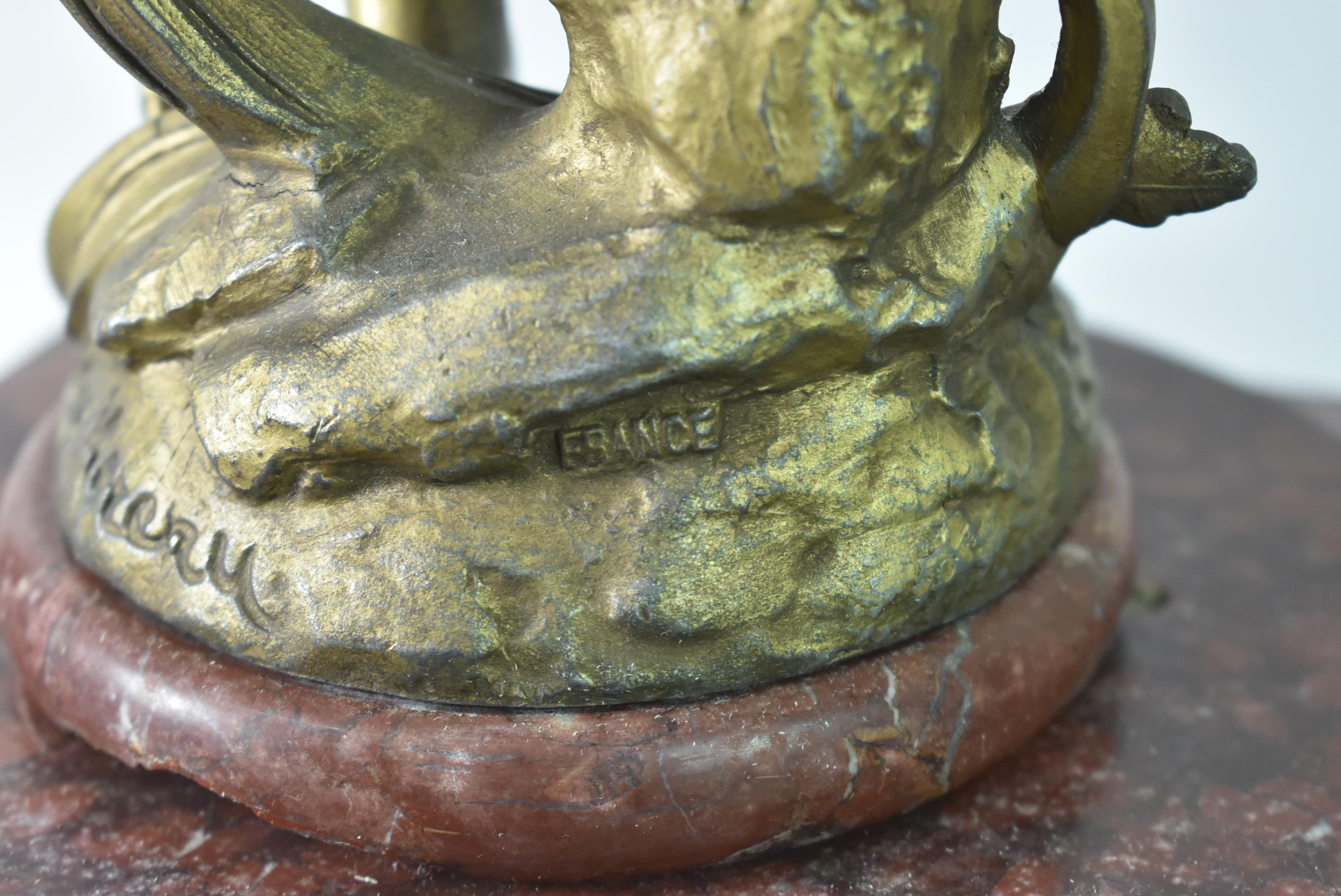 Pendule de cheminée figurative en marbre français, signée Hip Moreau en vente 3