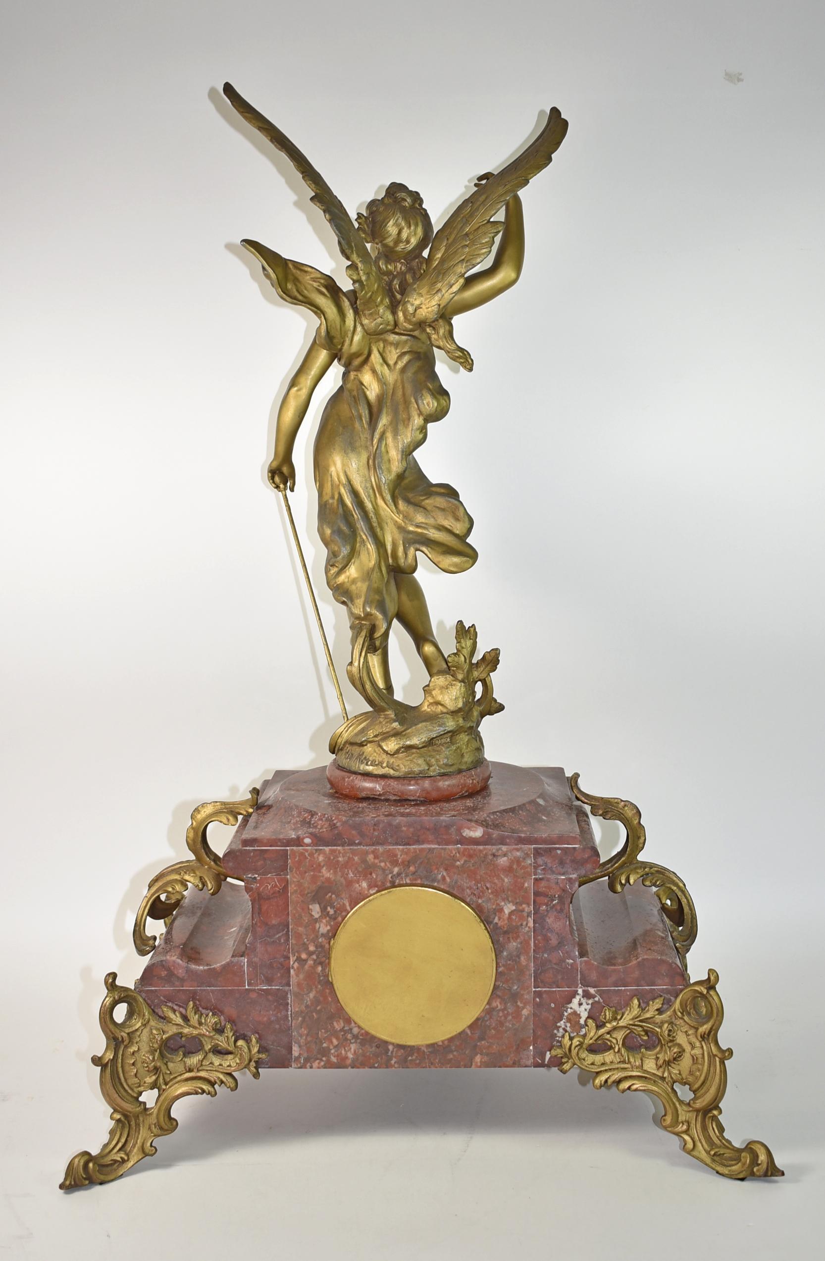 Grande pendule de cheminée en marbre français. Hippolyte François Moreau (1832-1927) célèbre pour ses statuettes en bronze de jeunes femmes. Fils de Jean Baptiste Moreau. Ange féminin aux ailes déployées monté sur un socle en marbre rouge. Montures