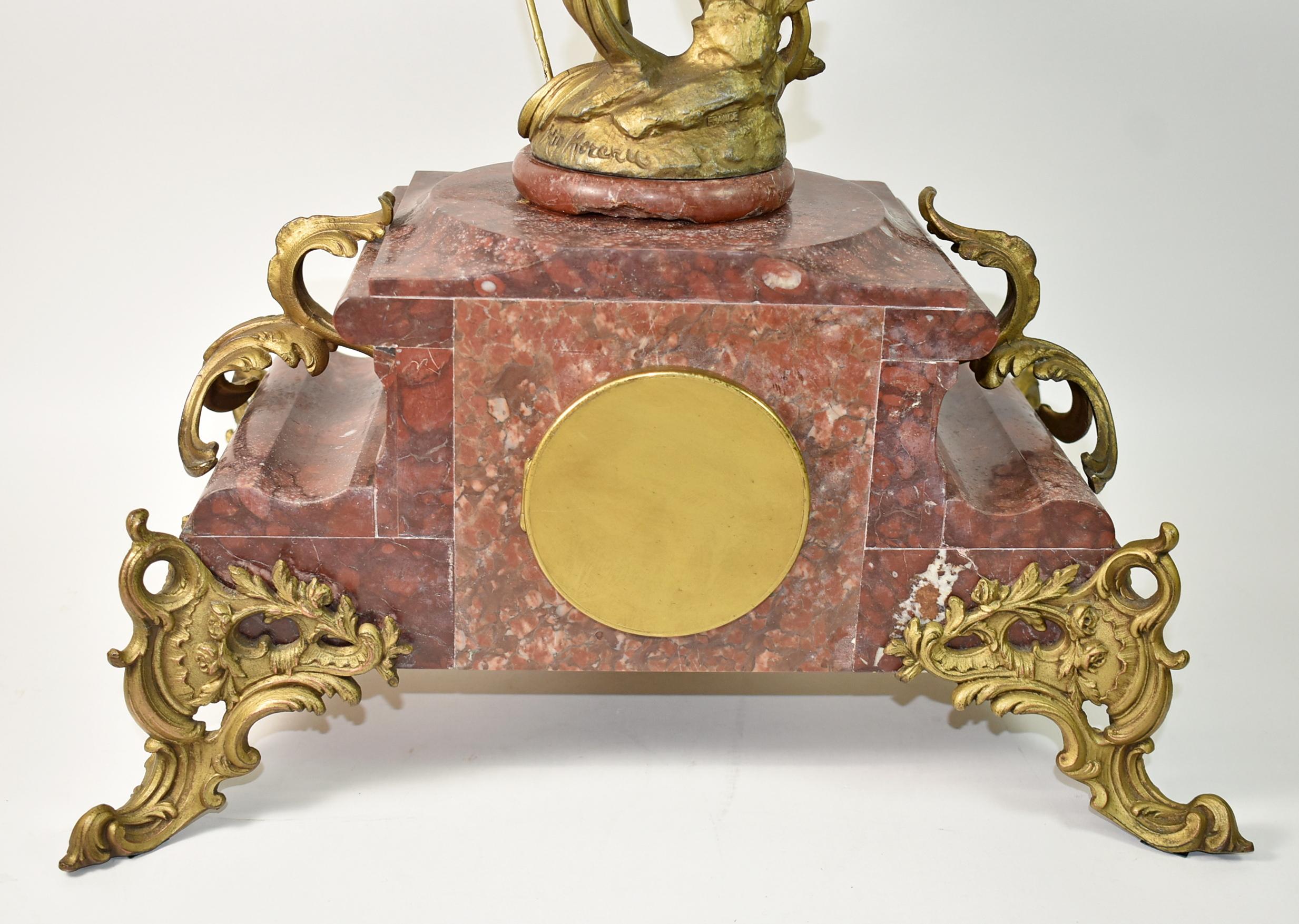 Pendule de cheminée figurative en marbre français, signée Hip Moreau Bon état - En vente à Toledo, OH