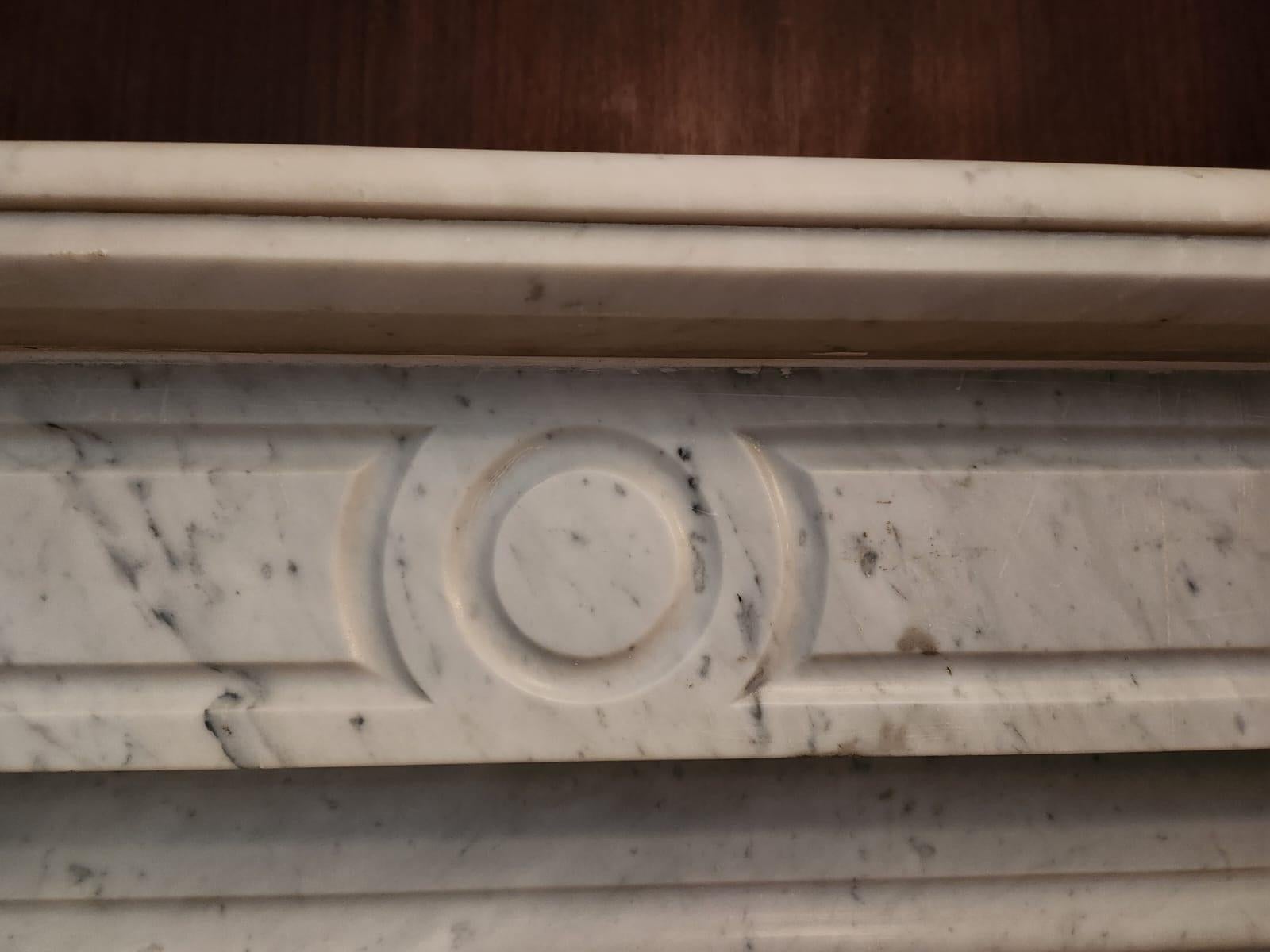 Elegante camino francese realizzato in marmo bianco di Carrara, risalente al 1860 circa. Questo squisito pezzo mette in mostra la bellezza senza tempo e la raffinatezza tipica del design francese del XIX secolo.

Caratteristiche:

Materiale: Marmo