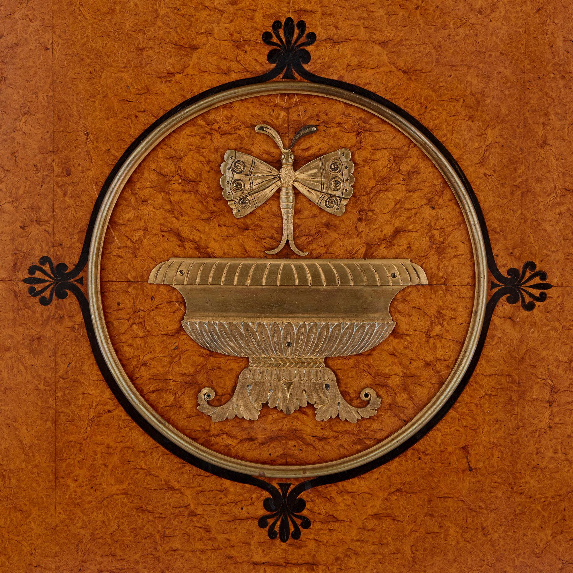Beistellschrank aus Marmor, vergoldeter Bronze und Amboyna-Wurzelholz (Französisch) im Angebot