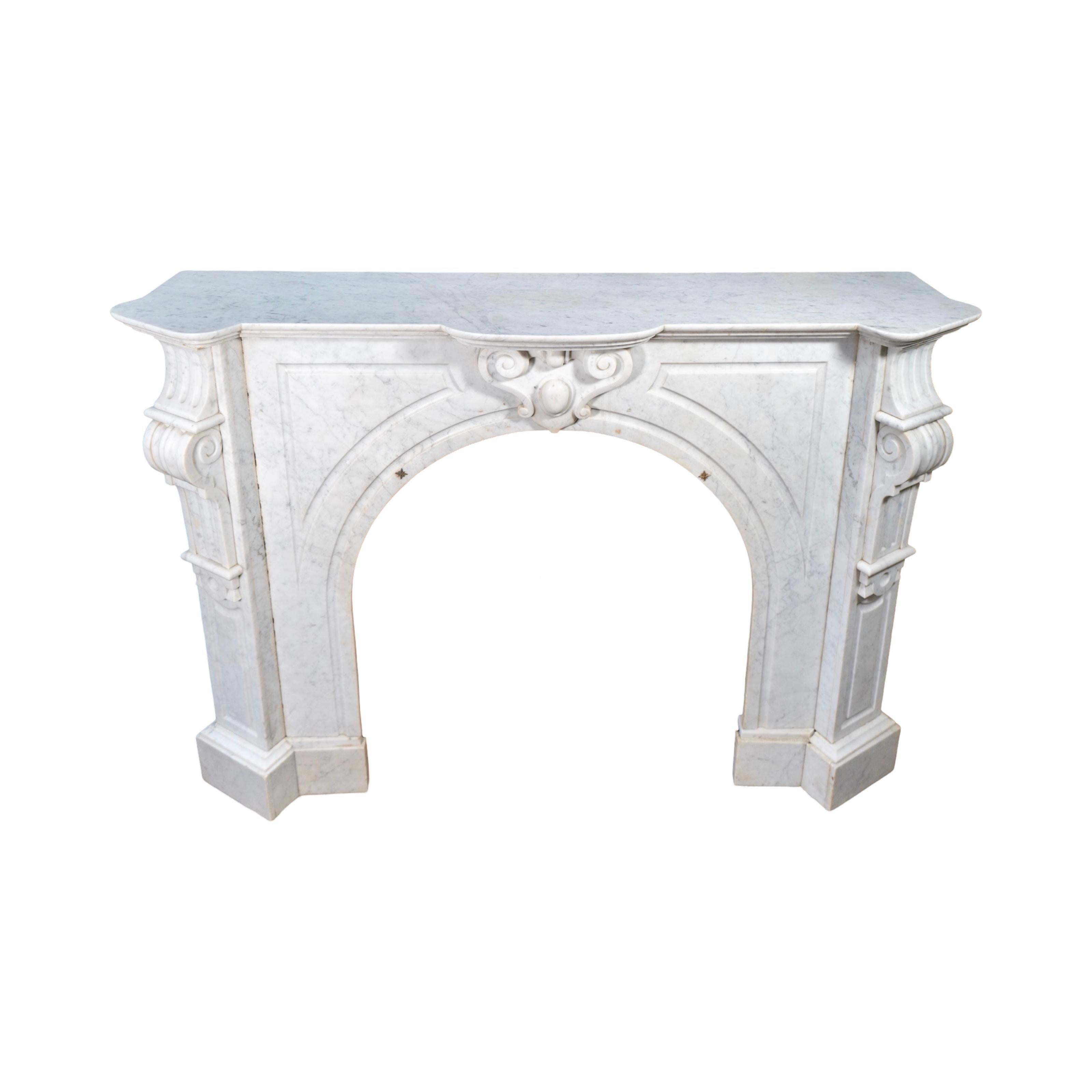 Ein atemberaubender Kaminsims im viktorianischen Stil des 19. Jahrhunderts, sorgfältig von Hand aus weiß geädertem Carrara-Marmor geschnitzt. In der Mitte dieses exquisiten Stücks befinden sich komplizierte ornamentale Details, während die elegant