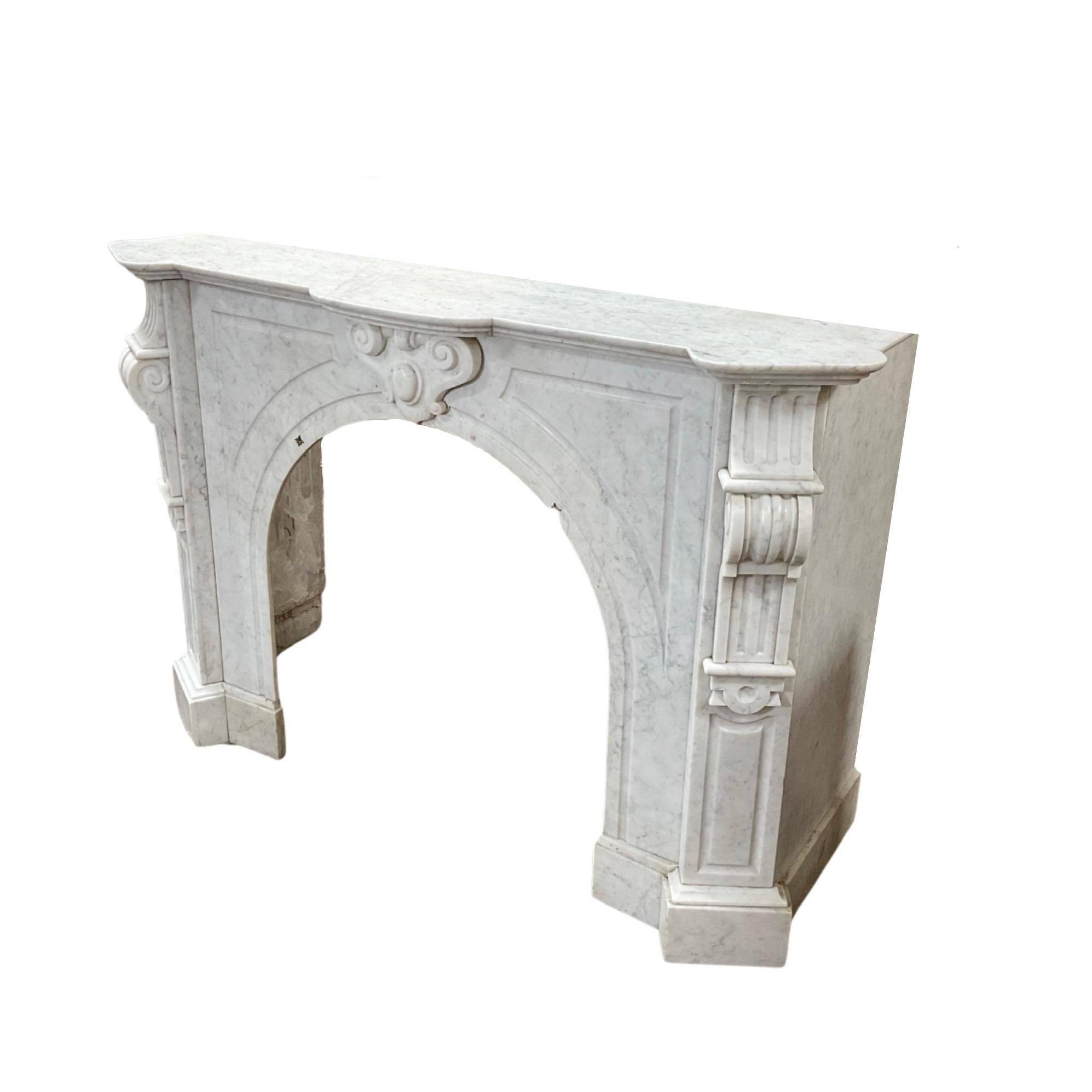 French Marble Mantel In Good Condition For Sale In Dallas, TX