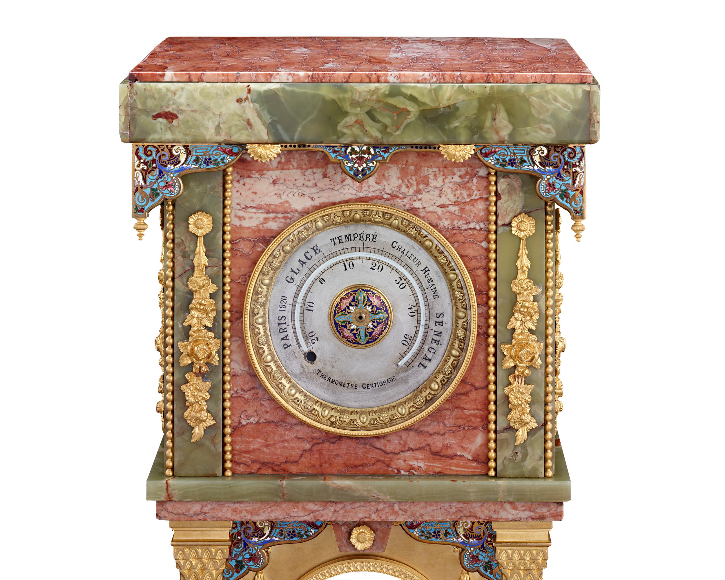 Sculpté Horloge sur piédestal française en marbre, onyx, émail et bronze doré